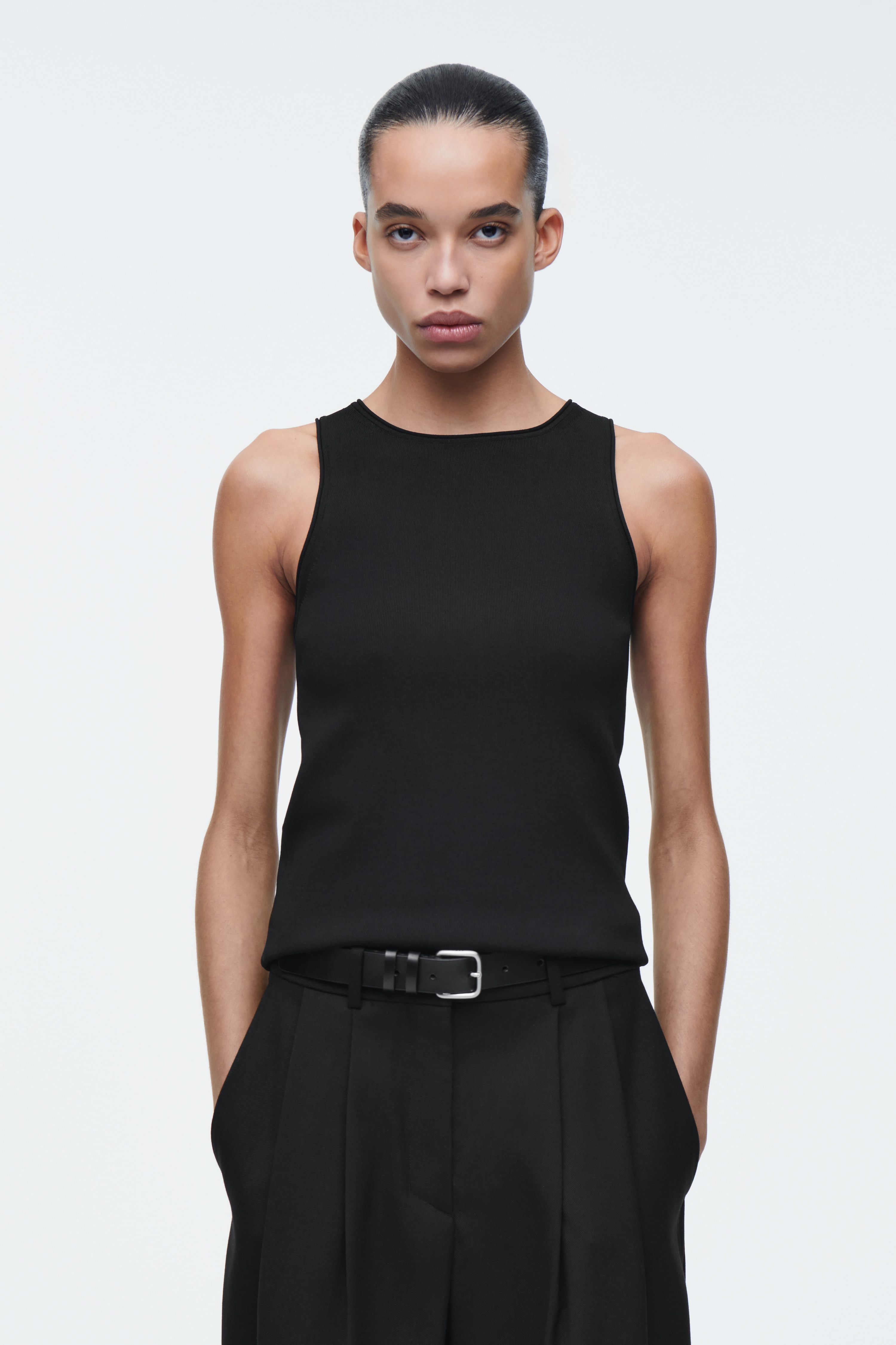 STICKAT LINNE MED RÖRFORMADE DETALJER - SVART/ELFENBENSVIT