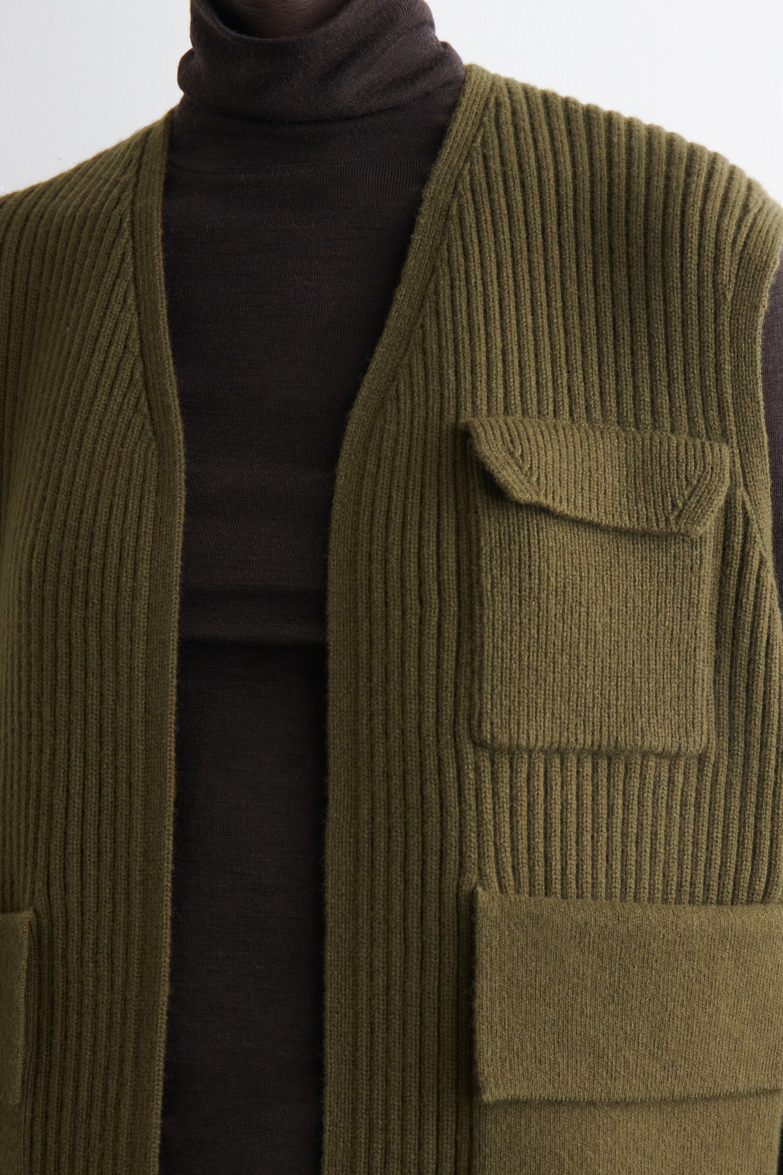 RIBBED MERINO WOOL UTILITY VEST - KHAKI MÉLANGE - 7