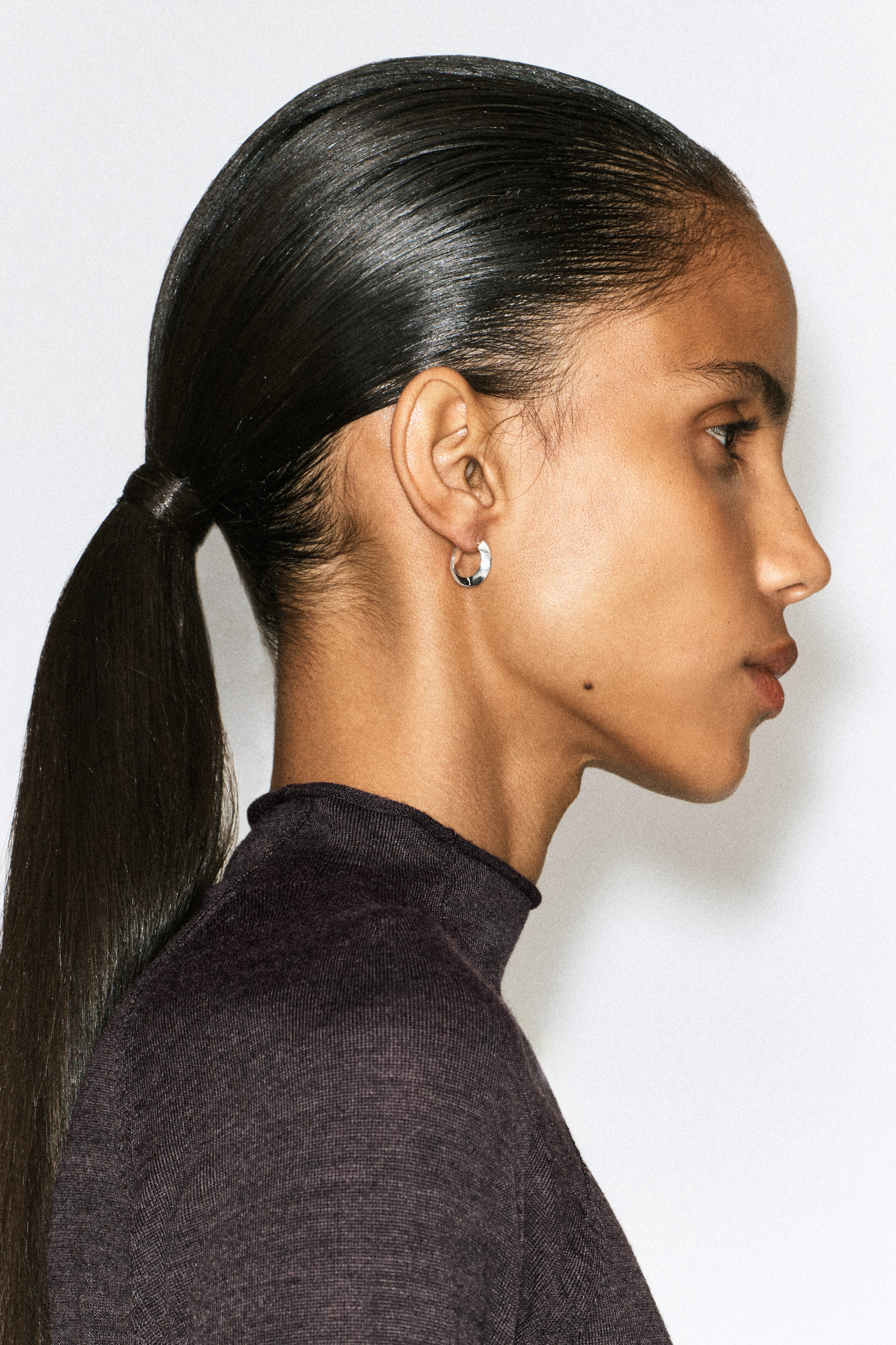 FACETED MINI HOOP EARRINGS - thumbnail 2