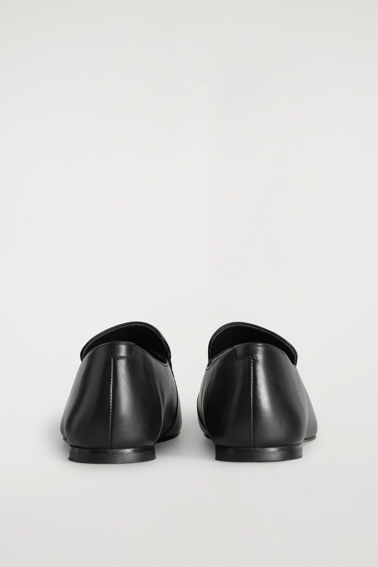 LEATHER LOAFERS — BLACK
