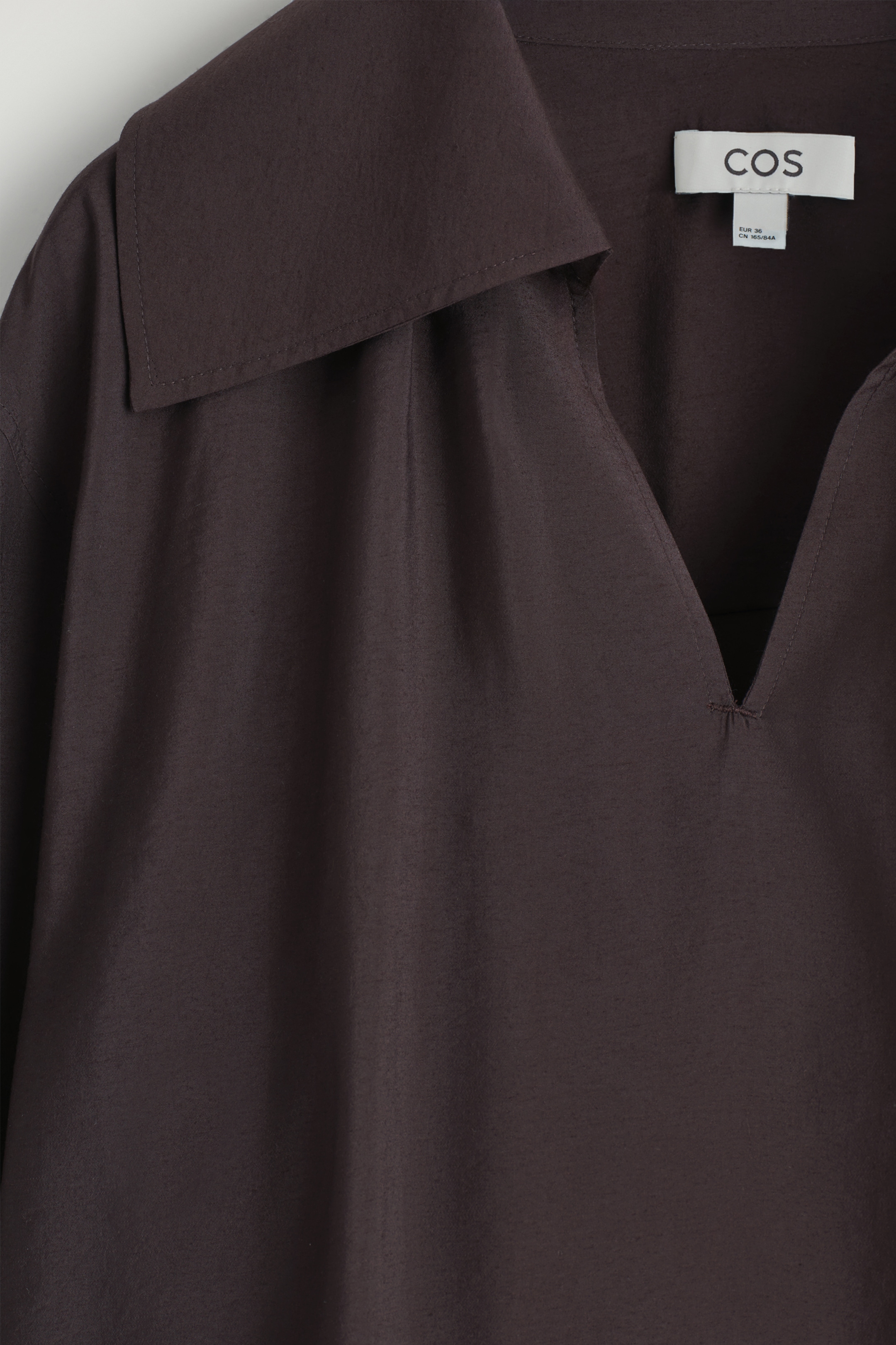 Visa större bild: BLUS I MODAL MED V-RINGAD KRAGE - MÖRKBRUN - DAM | H&M SE 8
