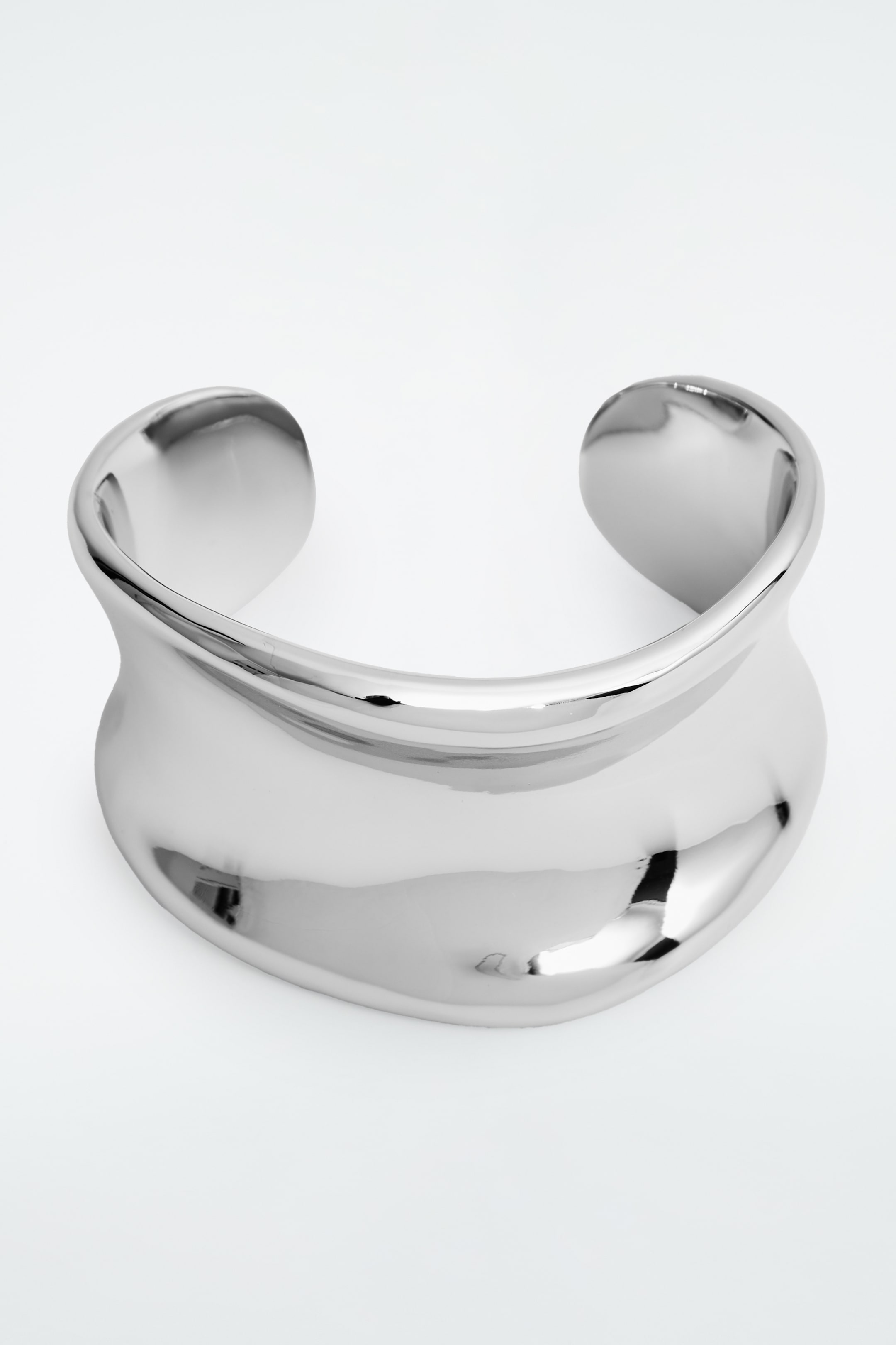 Größeres Bild ansehen: SKULPTURALE ARMSPANGE - SILBER - Ladies | H&M DE 1