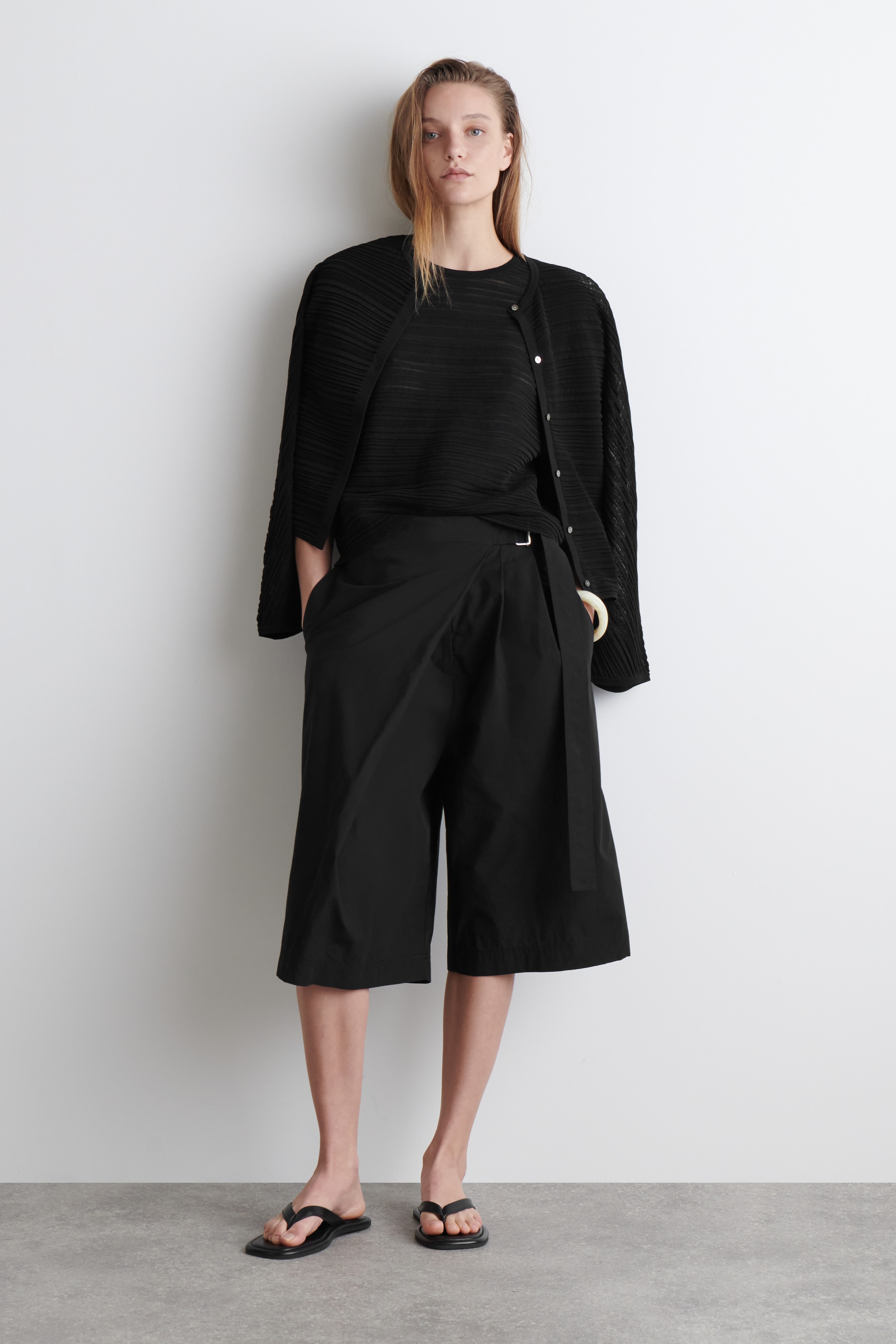 Ver imagen más grande: CAMISETA DE PUNTO PLISADA - NEGRO - MUJER | H&M ES 2