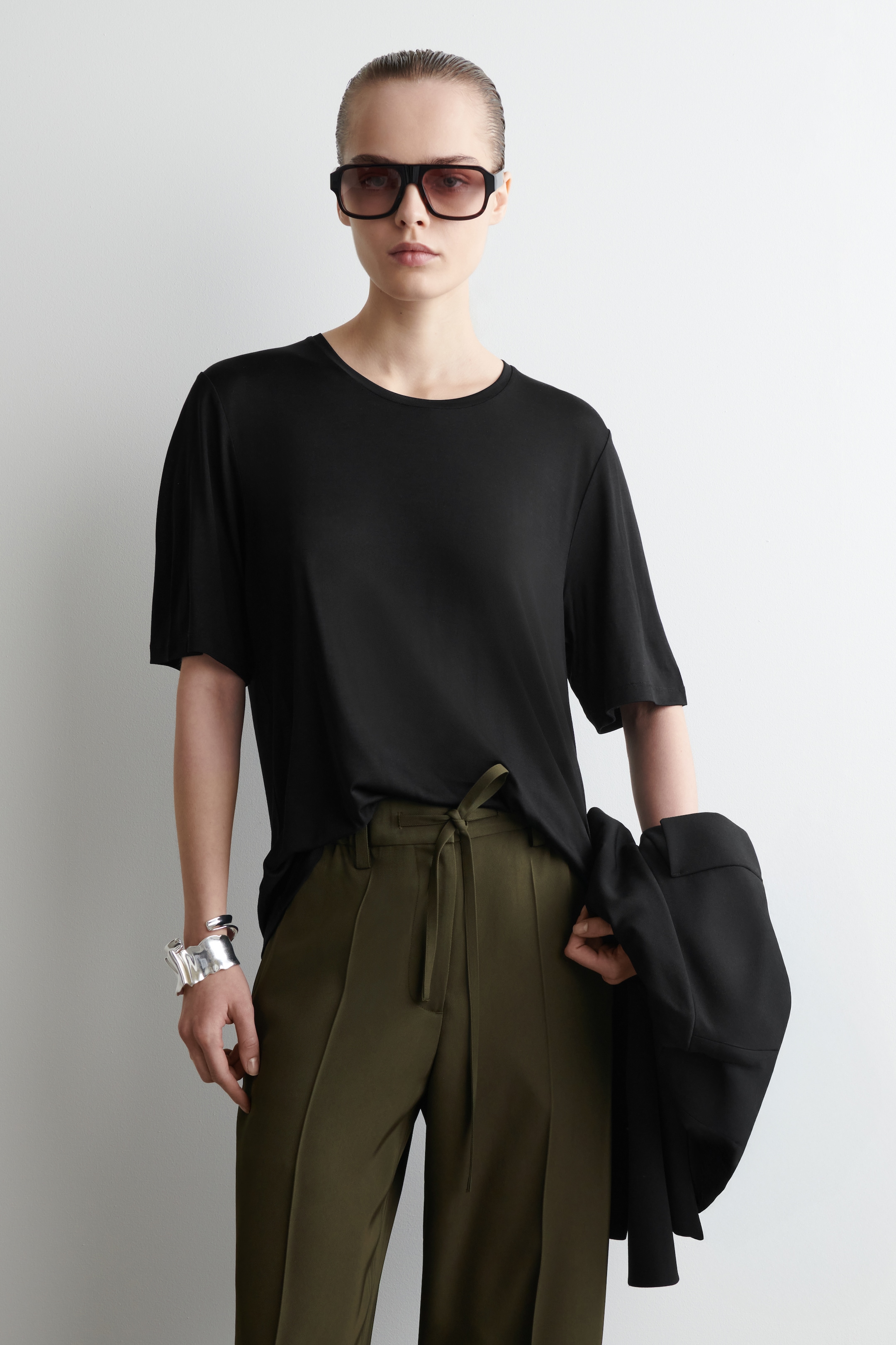 Visualizza immagine più grande: T-SHIRT IN SETA - NERO - DONNA | H&M IT 1