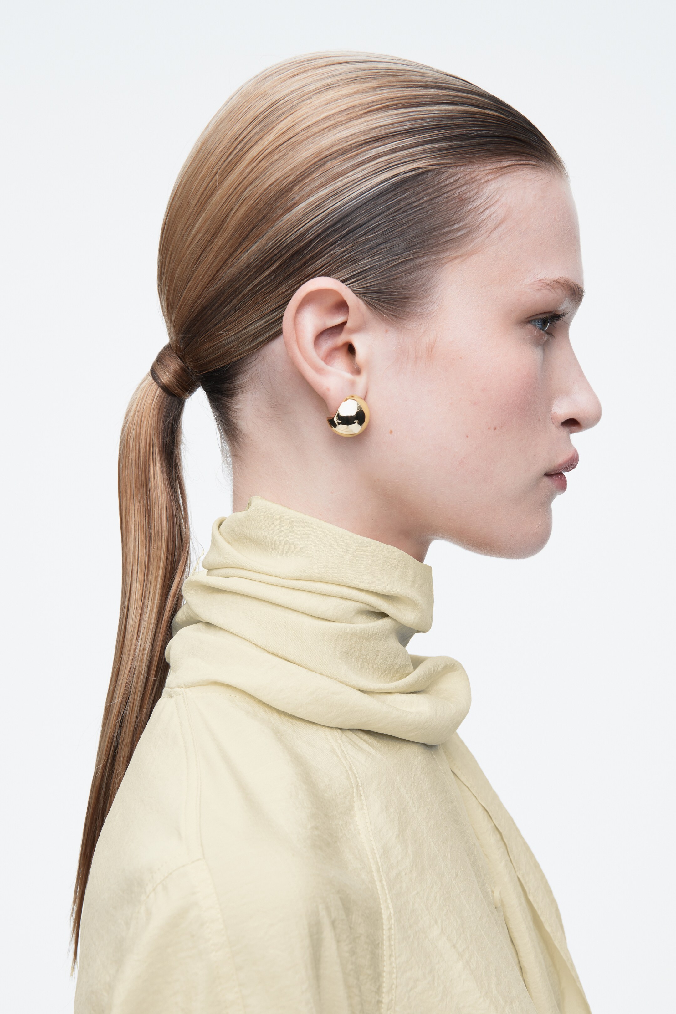 Zobrazit větší obrázek: Nesourodé náušnice s peckami - ZLATÁ - ŽENY | H&M CZ 3