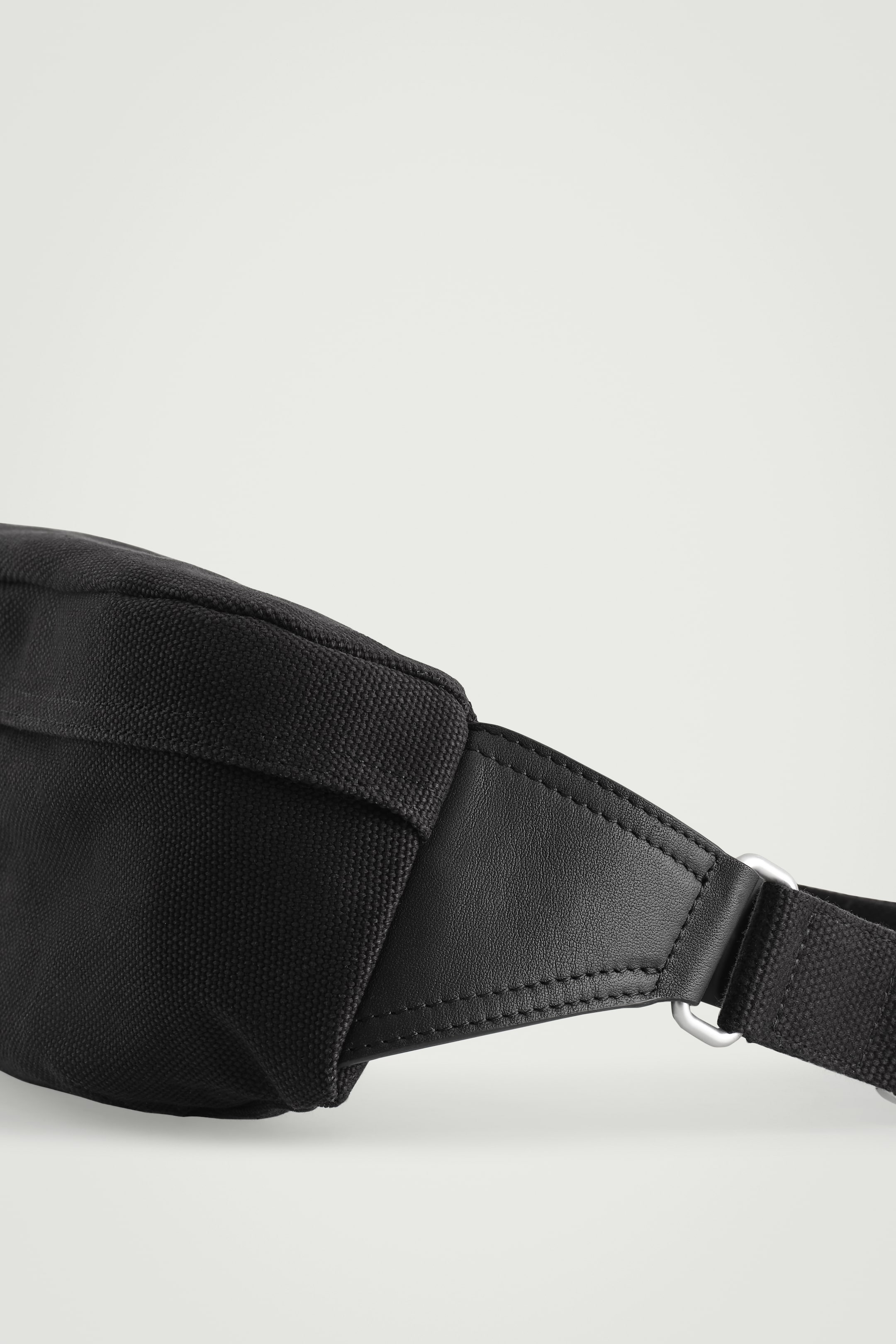 Grösseres Bild ansehen: UMHÄNGETASCHE MIT UTILITY-DETAILS - CANVAS - SCHWARZ - HERREN | H&M CH 5