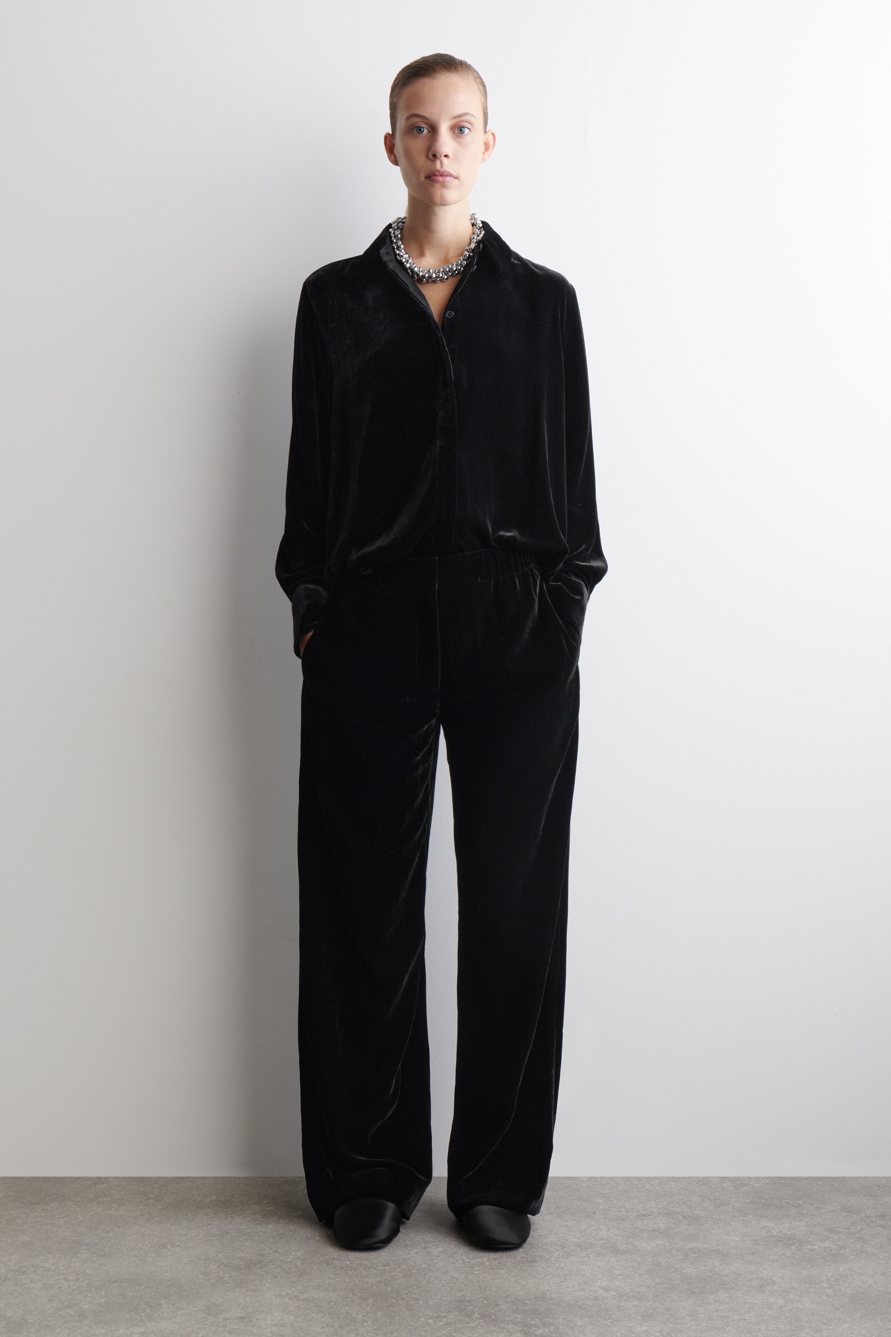 PUHÁN BÉLELT SZATÉN PAPUCS - FEKETE