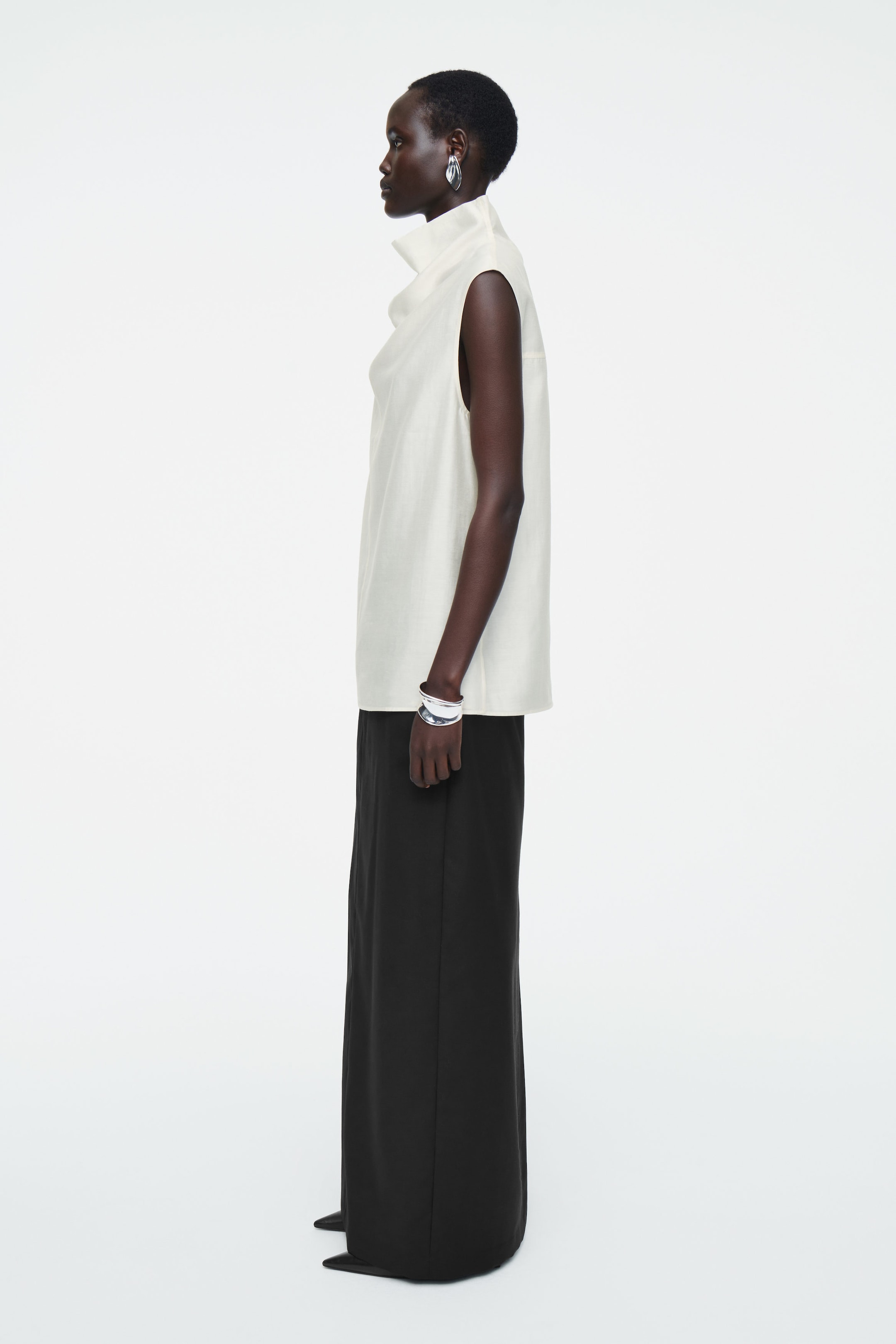 FUNNEL-NECK SLEEVELESS BLOUSE