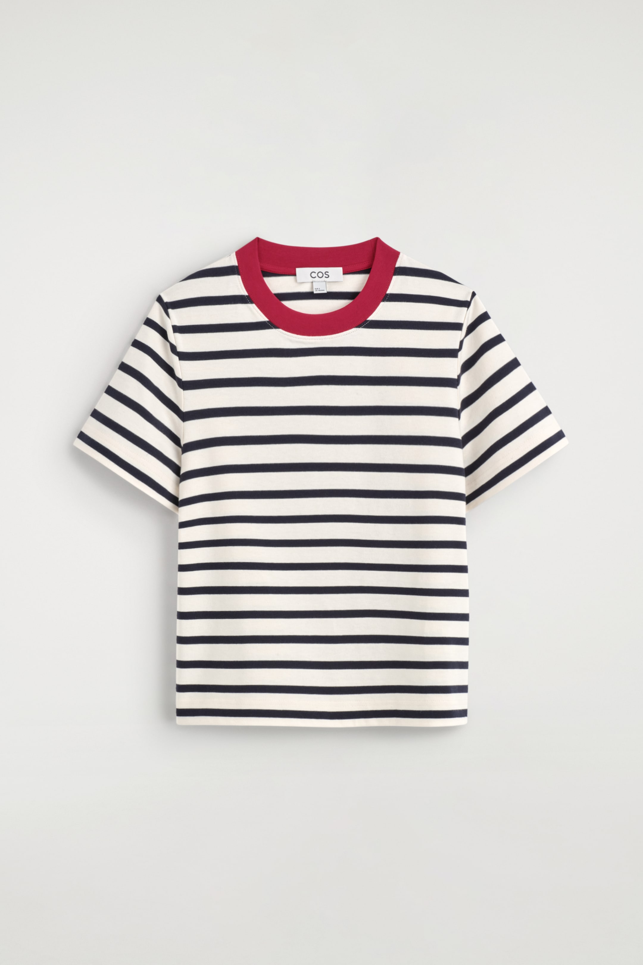 Grotere afbeelding bekijken: Een T-shirt wordt frontaal getoond, met horizontale marineblauwe strepen op een crèmekleurige achtergrond. Het heeft een rode geribde ronde hals en korte mouwen.