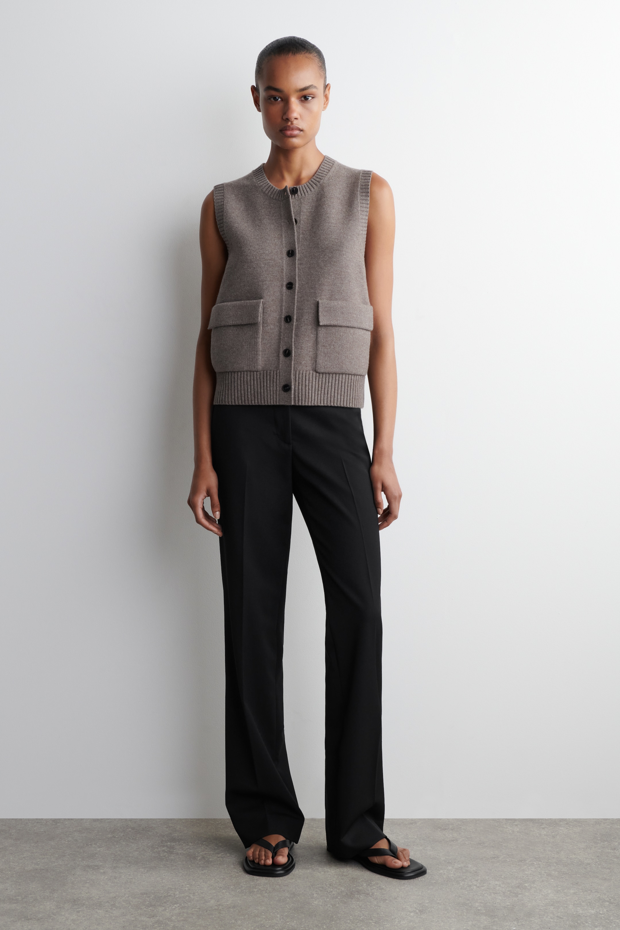 Visualizza immagine più grande: GILET IN LANA MERINO CON BOTTONI - MARRONE - DONNA | H&M IT 3