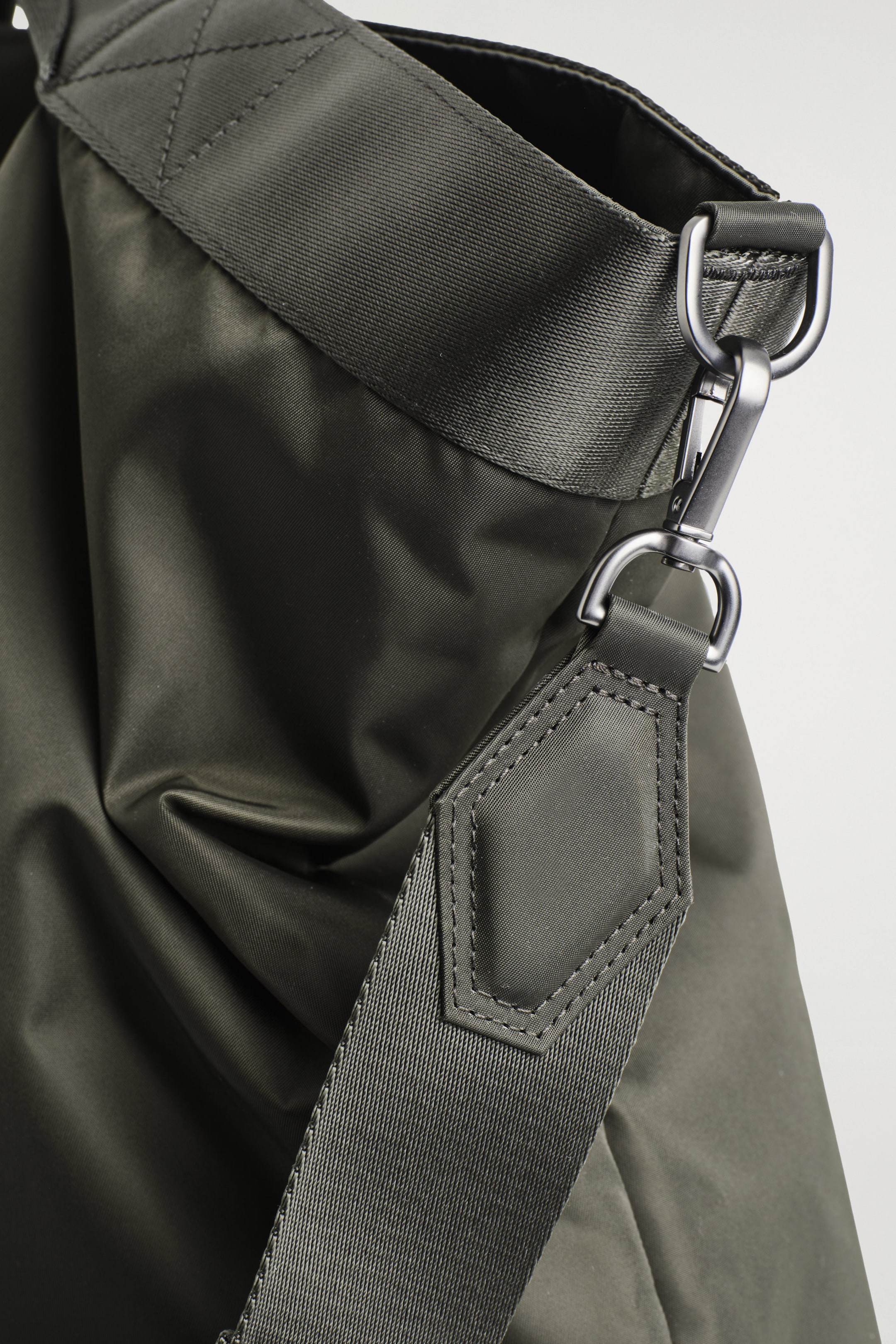 PURSUIT MESSENGER BAG - NYLON