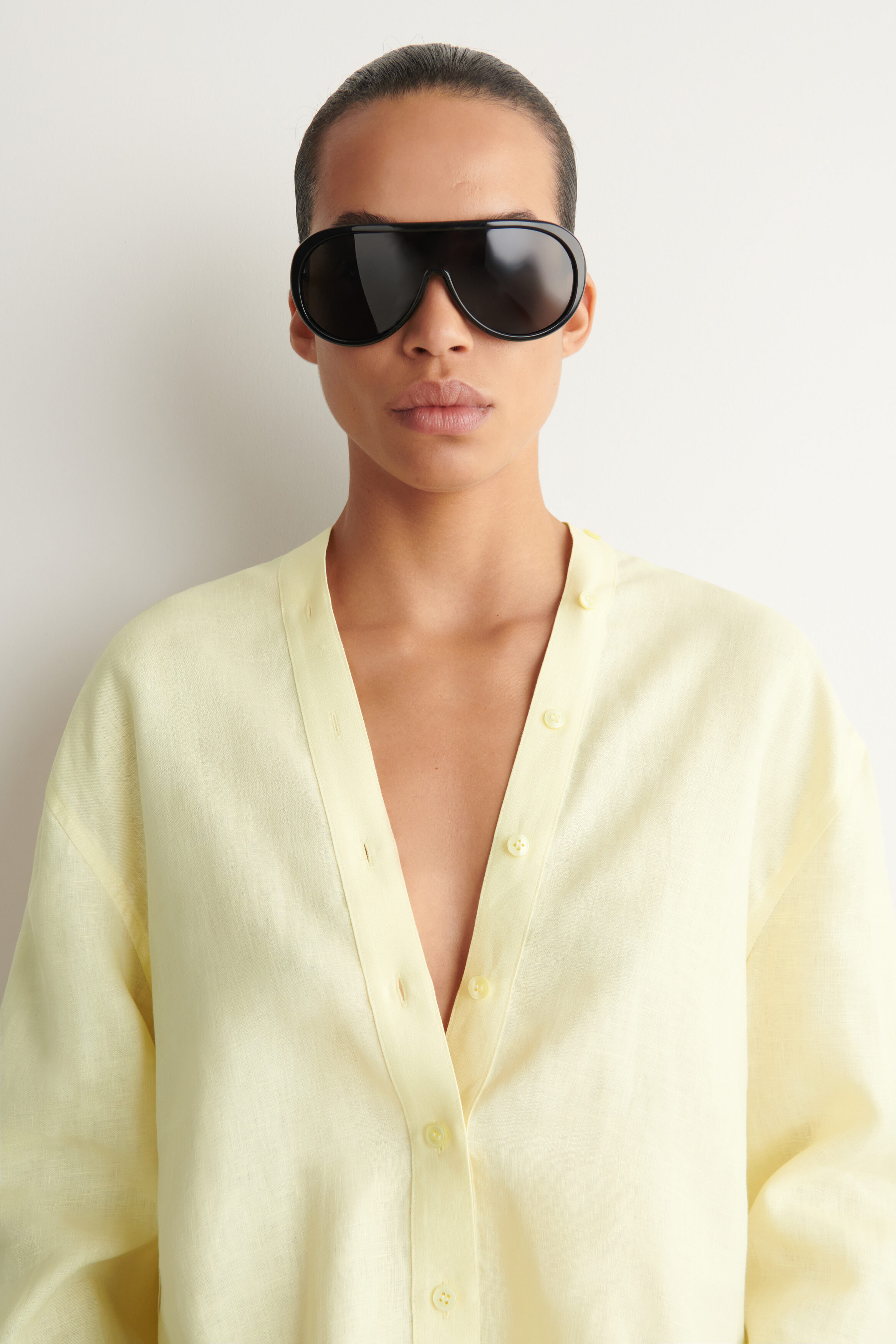 BUTTON-DETAIL LINEN V-NECK SHIRT - thumbnail 5