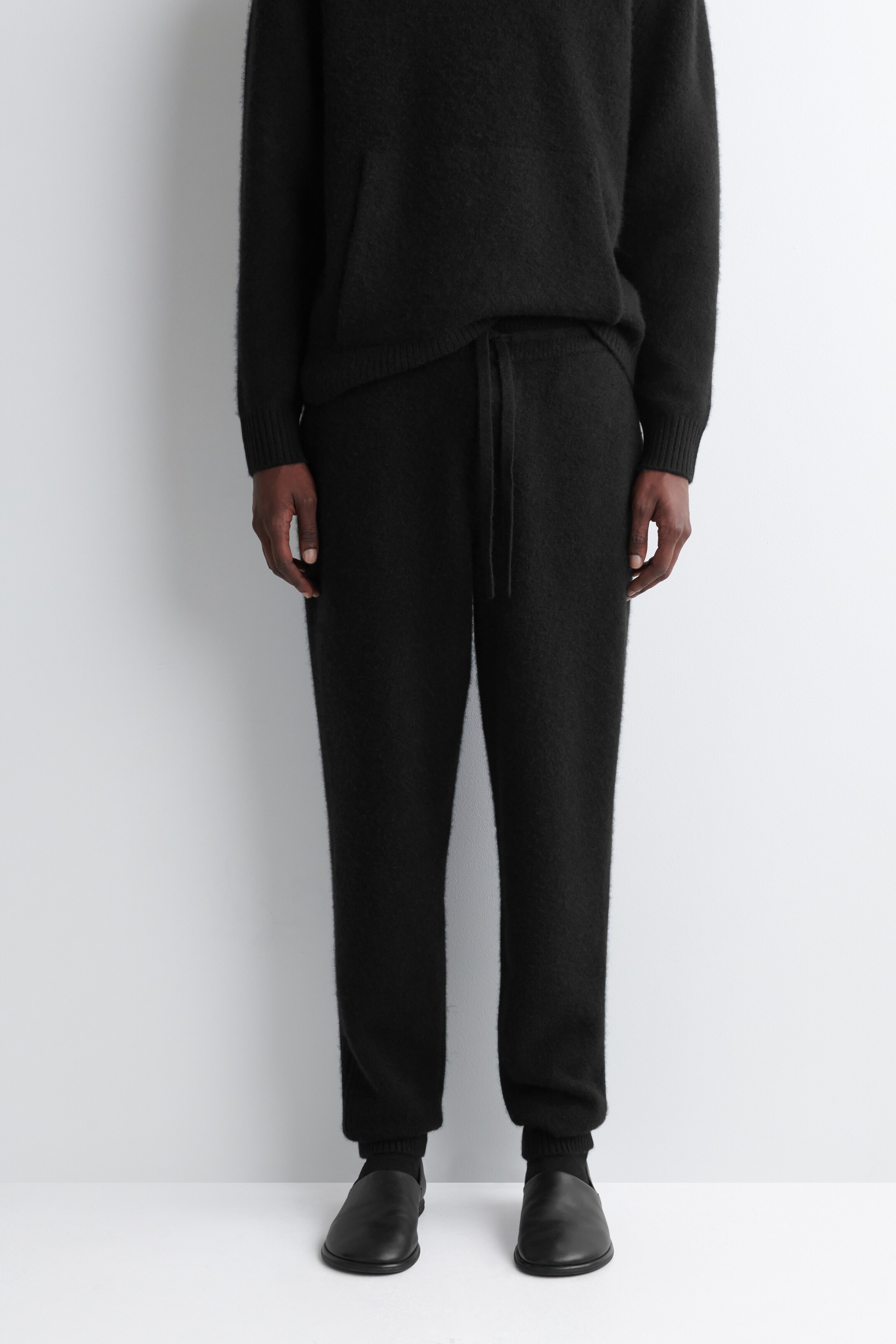 Zobrazit větší obrázek: BOILED-CASHMERE JOGGERS - BLACK - MUŽI | H&M CZ 2