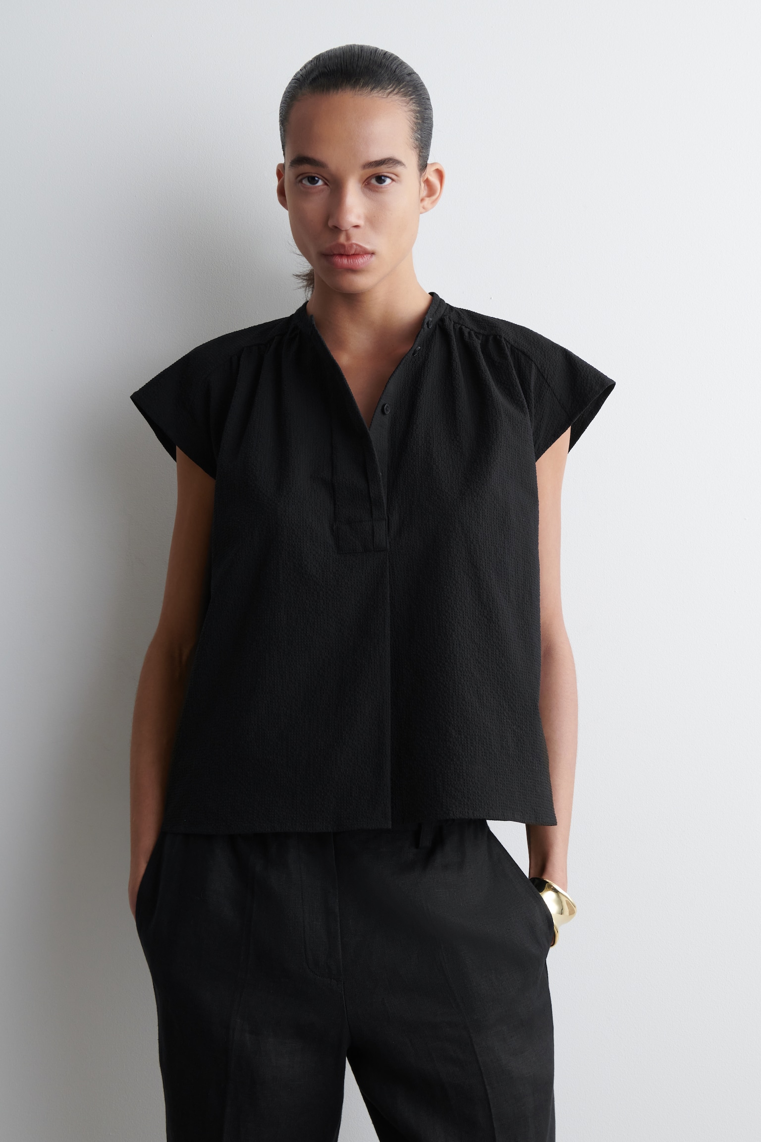 BLUSE MIT GRANDAD-KRAGEN UND GERAFFTEN ÄRMELN - SCHWARZ