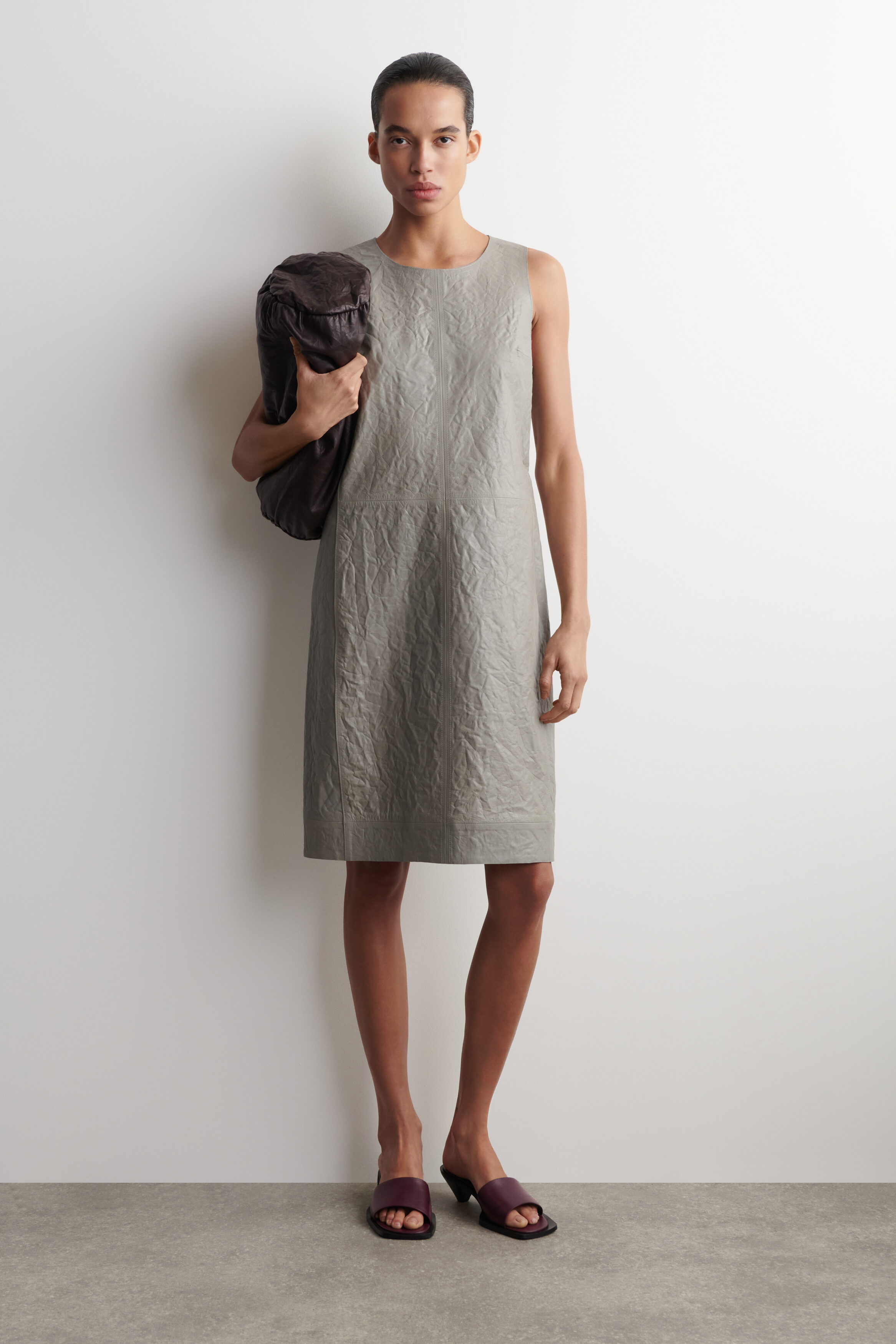 Leather Trimmed Wool Jumper Dress グレー TEXTURED-LEATHER SHIFT DRESS - DOVE GREY | COS CA