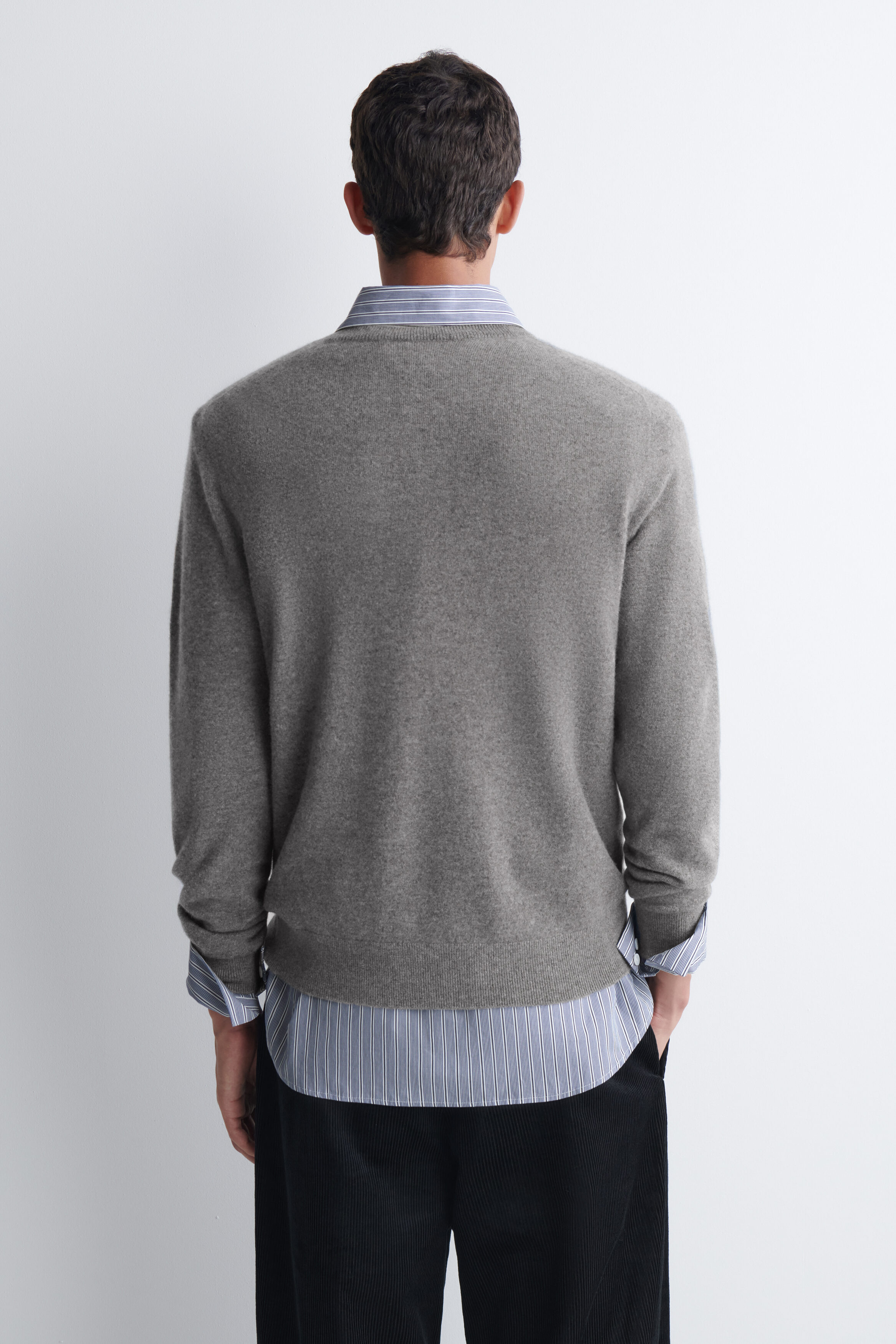 CASHMERE V-NECK SWEATER - thumbnail 4