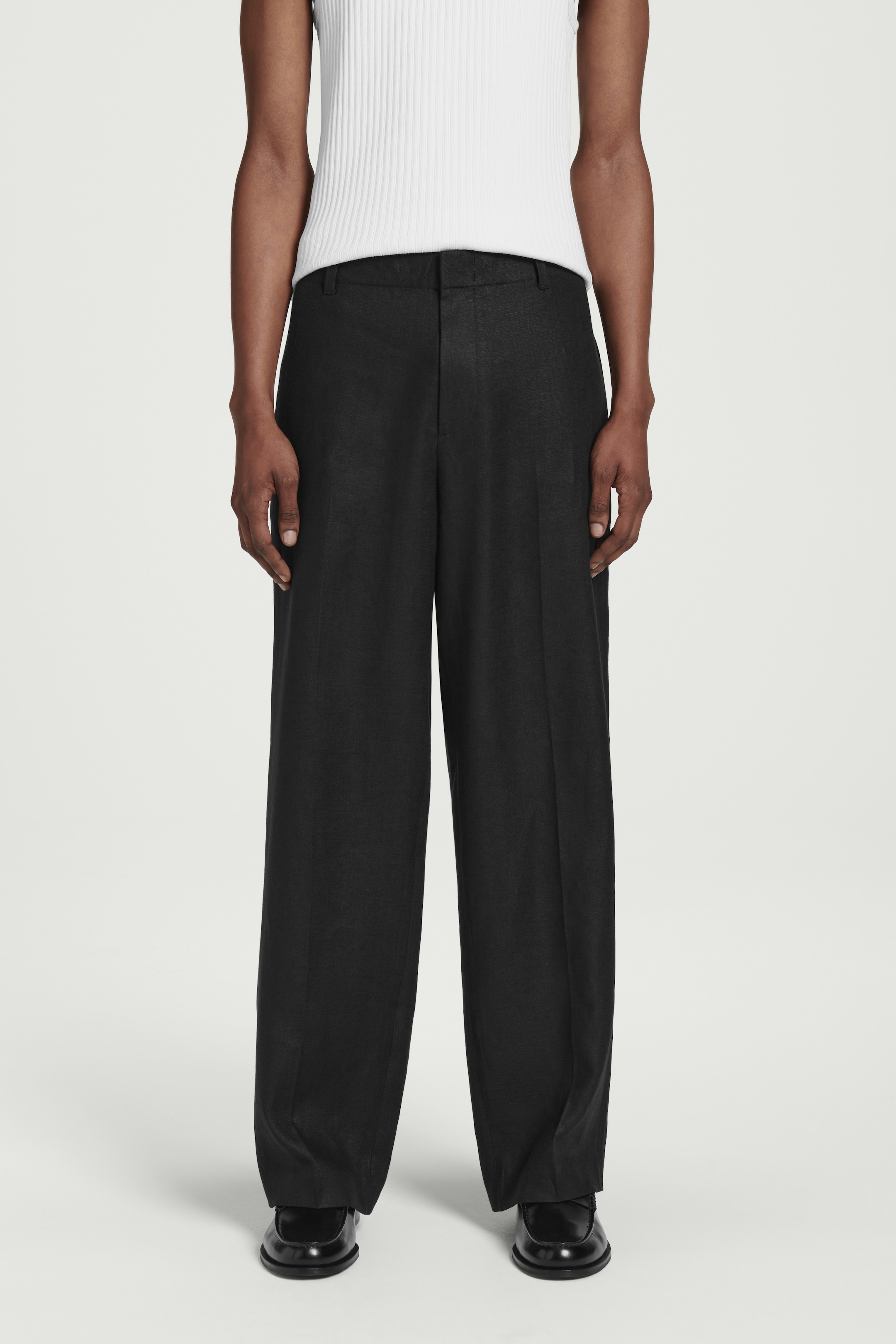 Grösseres Bild ansehen: LEINENHOSE MIT GERADEM BEIN UND ELASTISCHEM BUND - SCHWARZ - HERREN | H&M CH 4