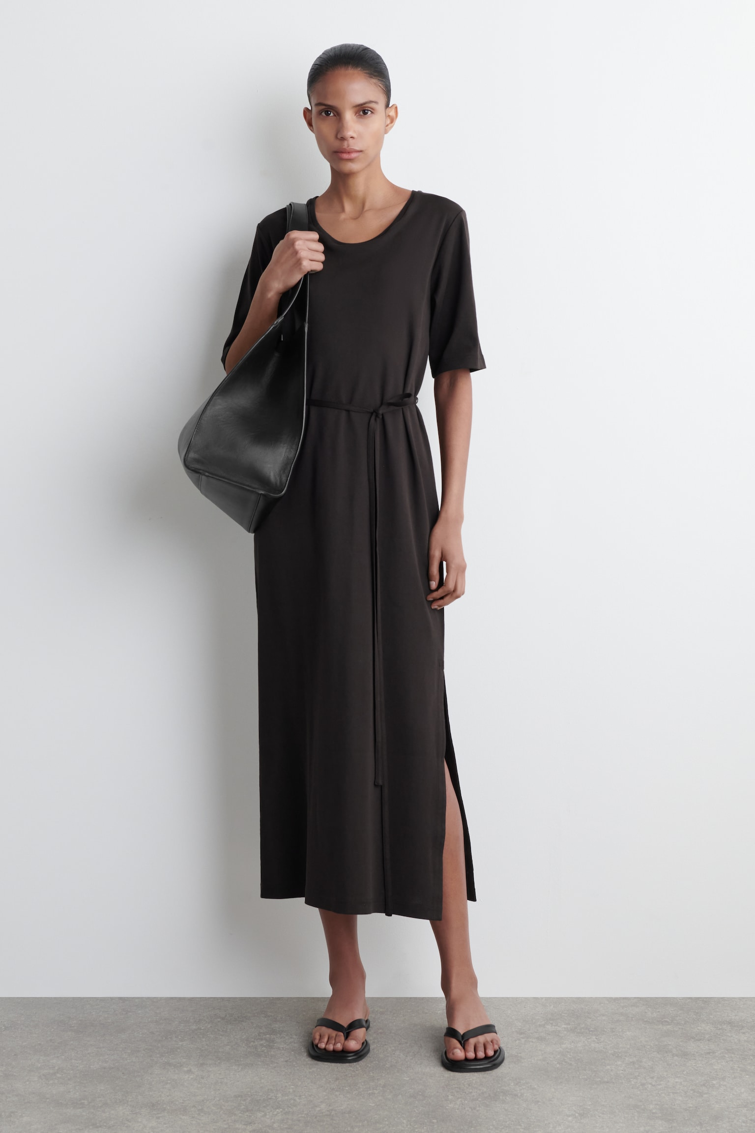 BELTED MIDI T-SHIRT DRESS - DARK BROWN/NAVY