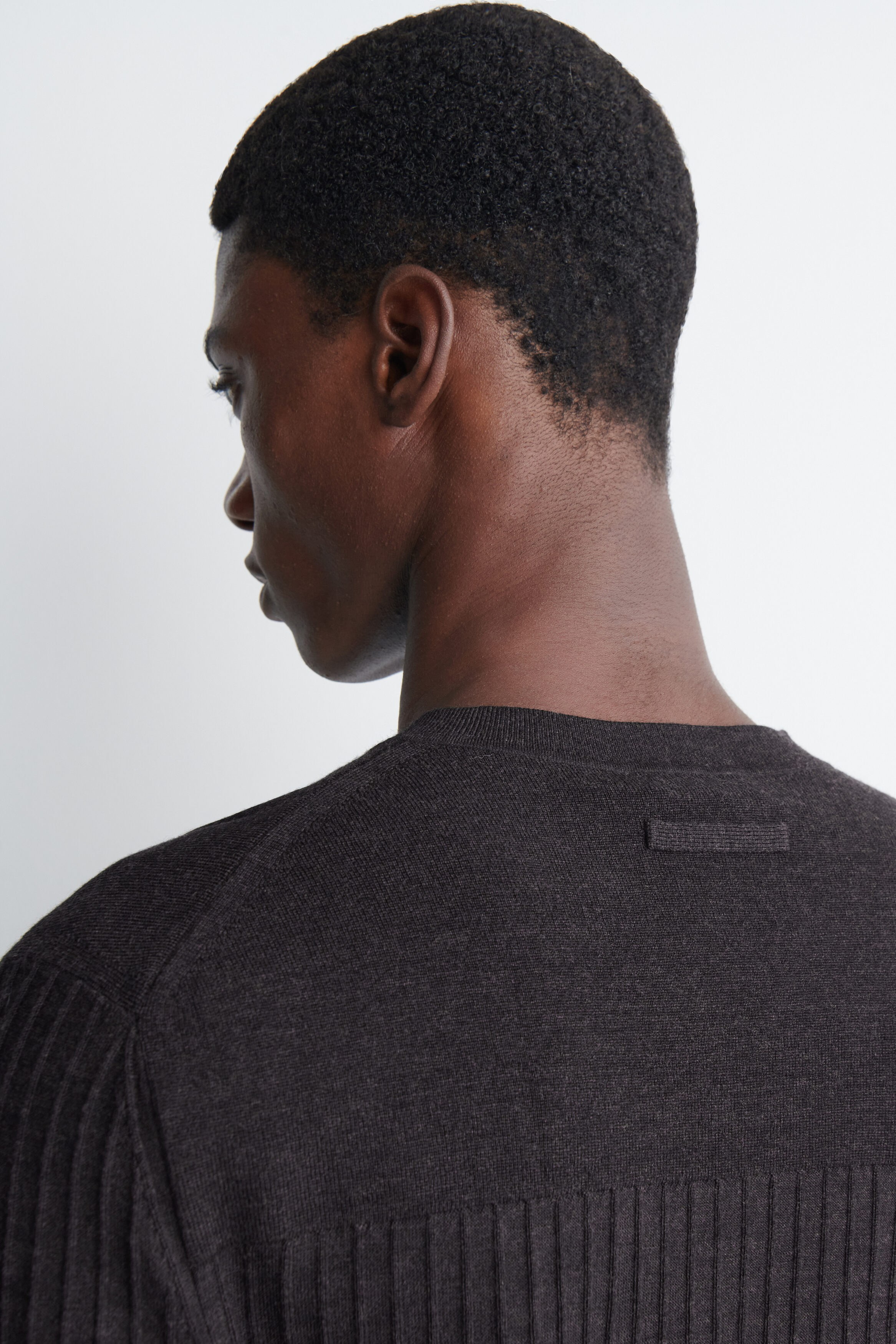 RIBBED FINE MERINO WOOL V-NECK SWEATER - thumbnail 4