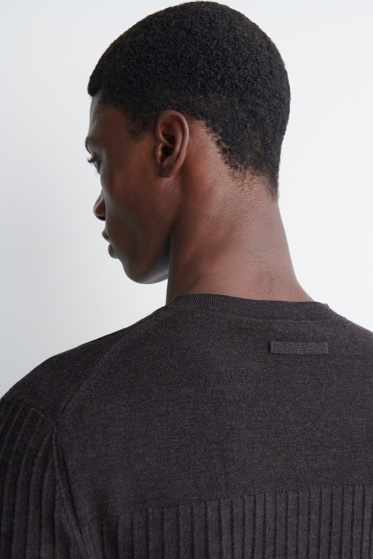 RIBBED FINE MERINO WOOL V-NECK SWEATER — BITTER CHOCOLATE