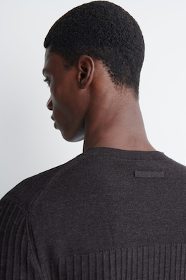 RIBBED FINE MERINO WOOL V-NECK SWEATER — BITTER CHOCOLATE 4