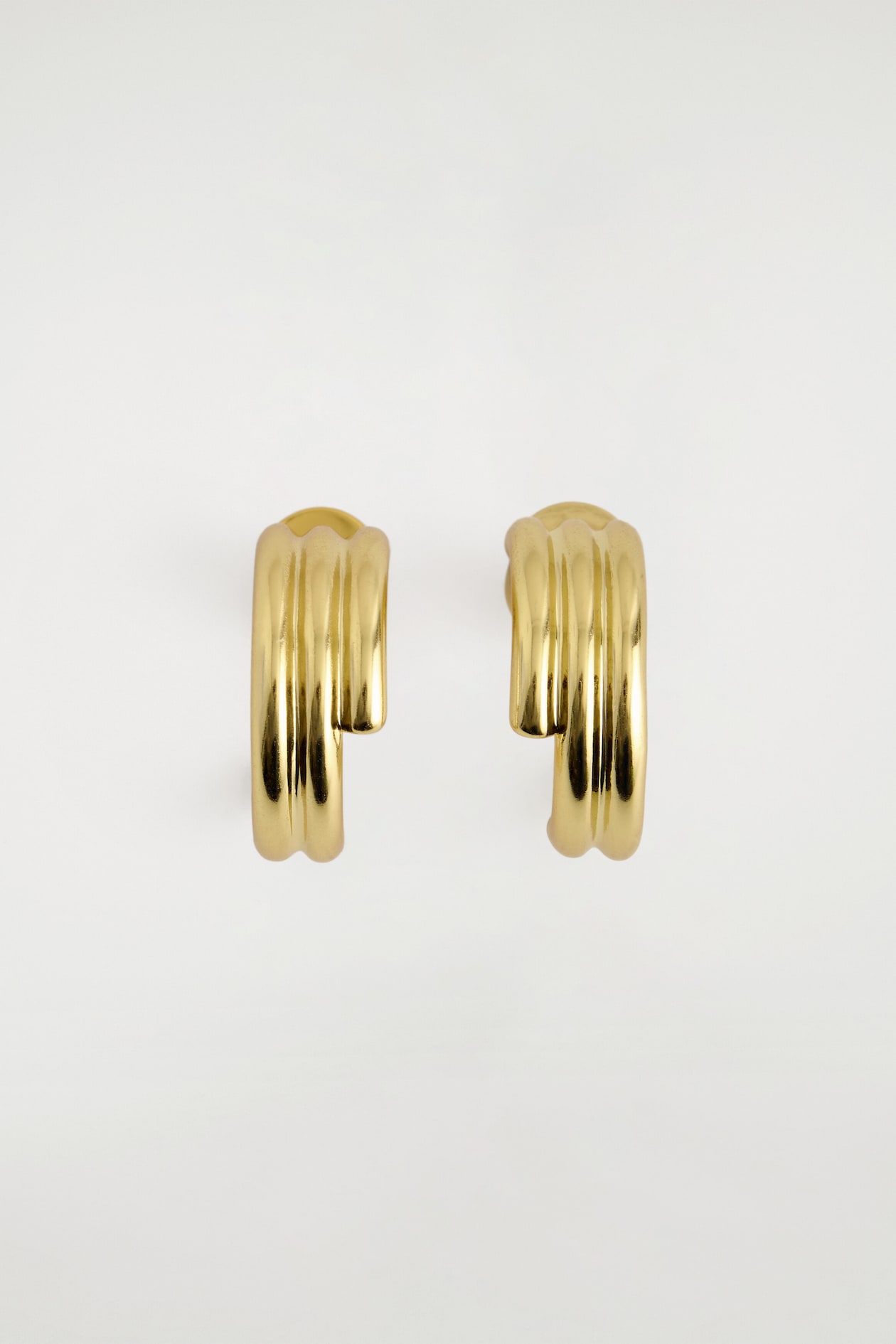STACKED MINI HOOP EARRINGS — GOLD