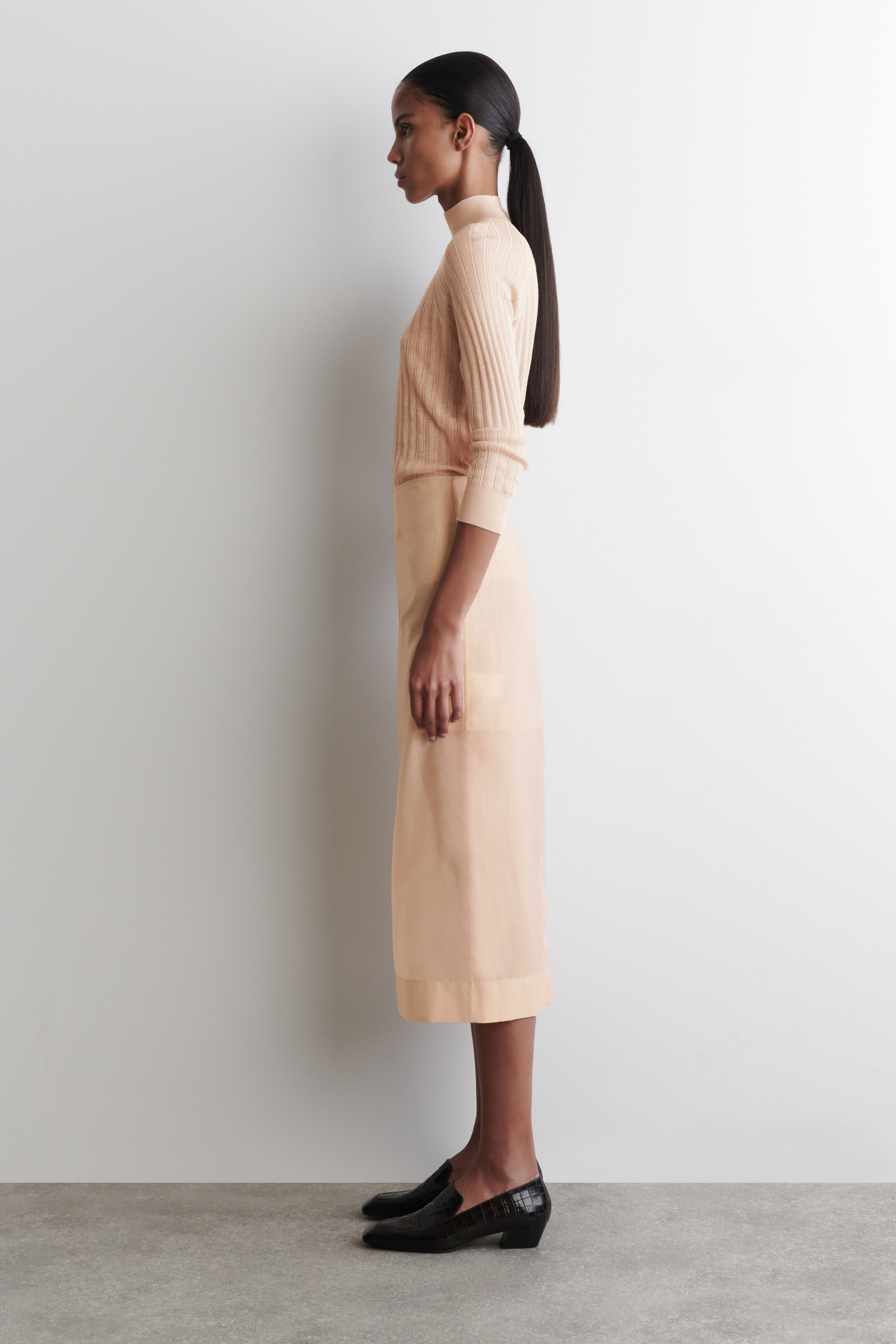 Visa större bild: SKIR KOLUMNKJOL - PERSIKOFÄRGAD - DAM | H&M SE 2