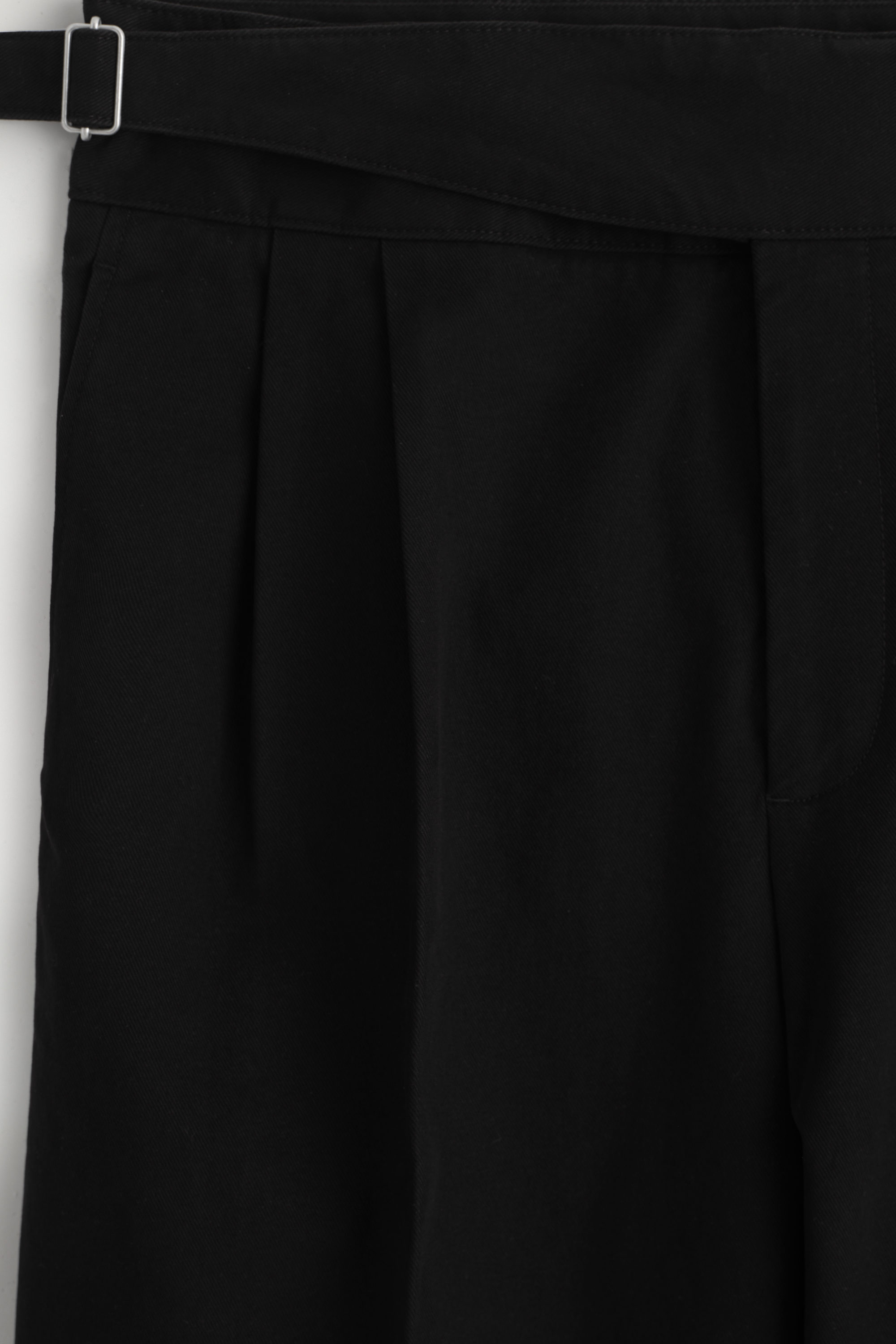 BELT-DETAIL PLEATED WIDE-LEG PANTS - BLACK | COS US