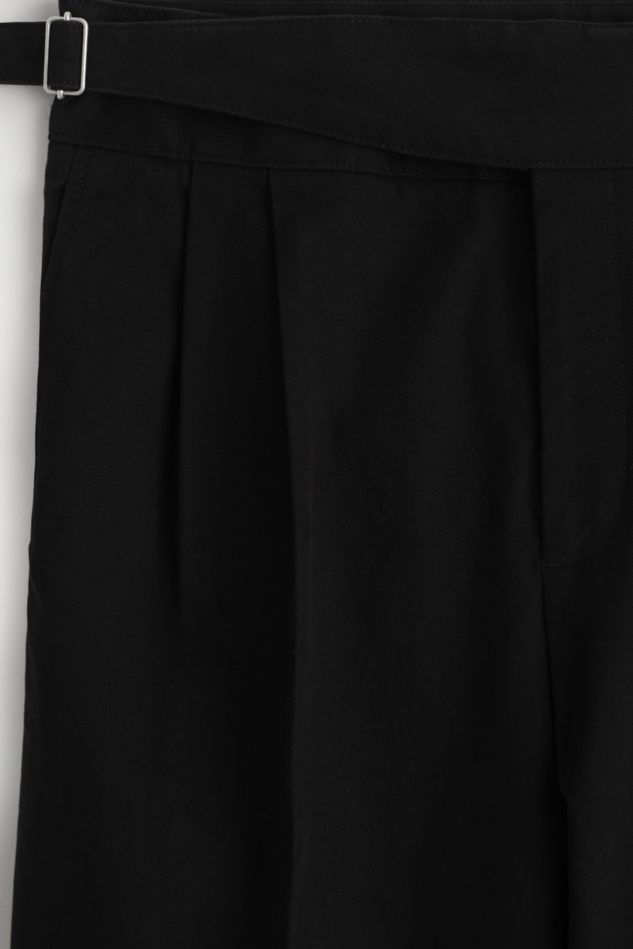 BELT-DETAIL PLEATED WIDE-LEG PANTS
