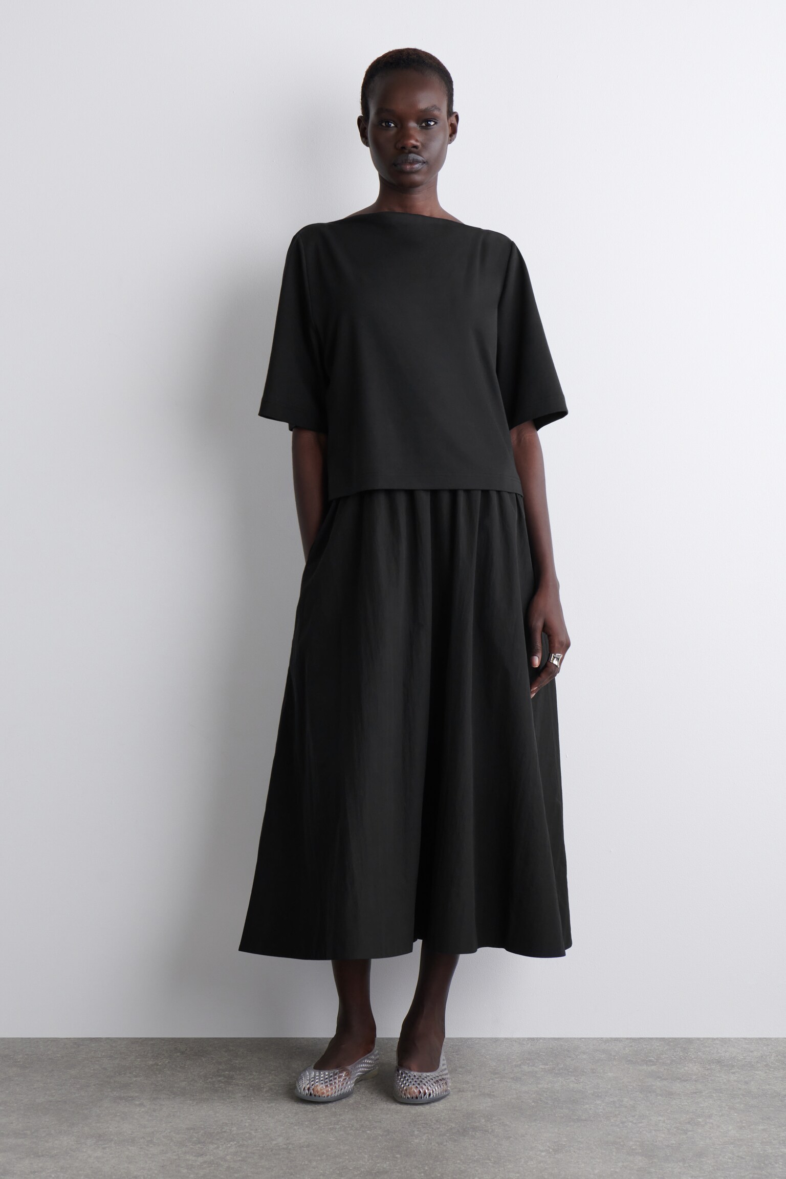 VESTIDO MIDI COMBINADO CON CUELLO BARCO - NEGRO