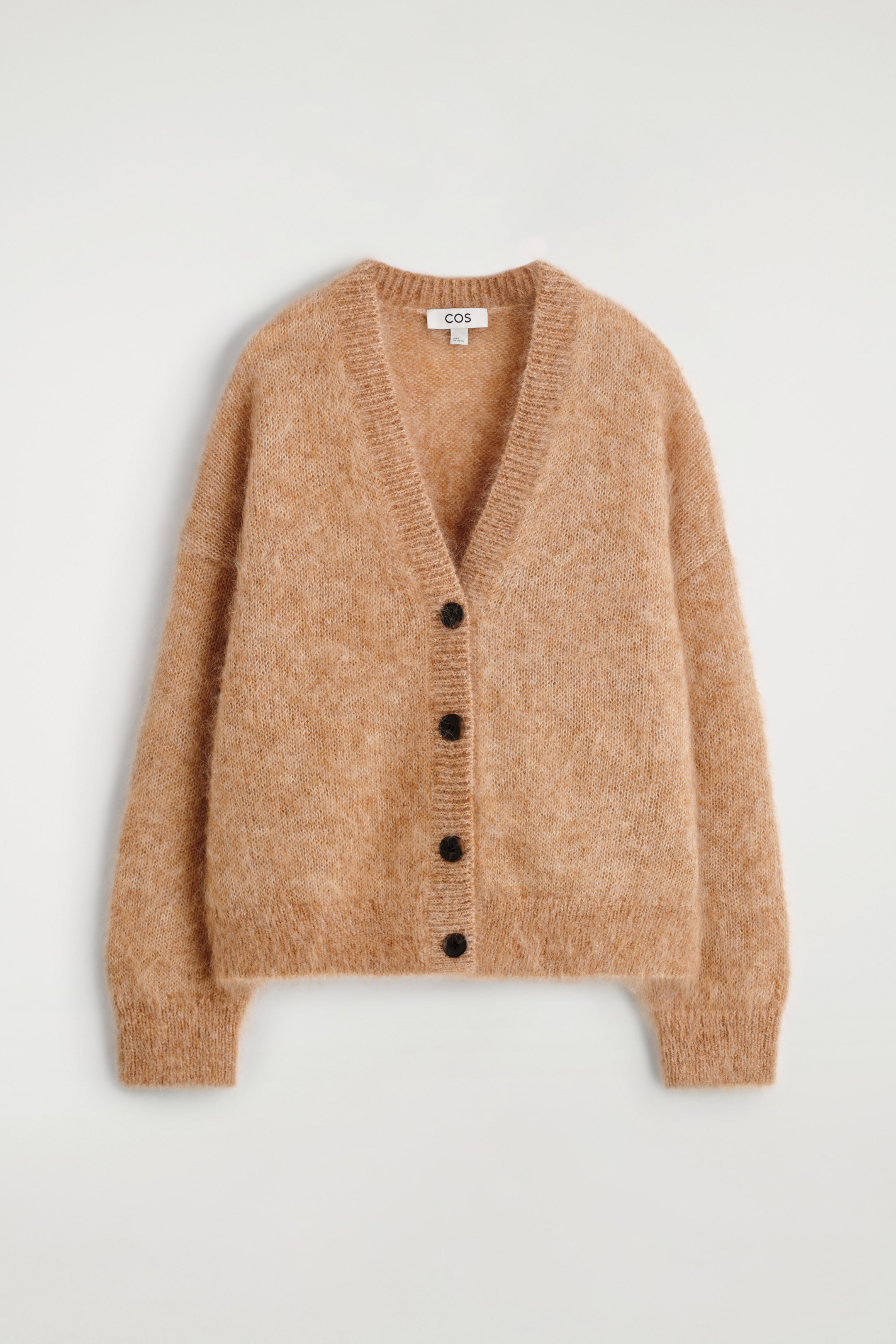 Grotere afbeelding bekijken: Een cardigan met een ontspannen pasvorm wordt van voren getoond, gebreid in een camel-mélange kleur met een zichtbaar pluizige textuur. Het heeft een geribbelde V-hals, vijf donkere knopen langs de voorkant, en geribbelde boorden en zoom.
