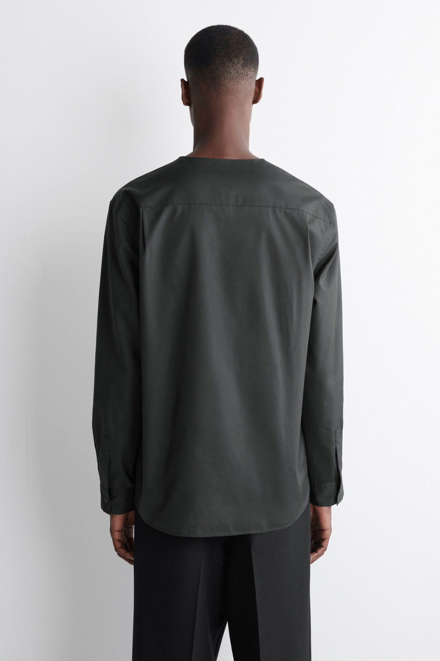 CHEMISE SANS COL ENCOLURE EN V EN SOIE MÉLANGÉE - CHARBON - 6