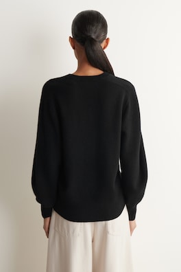 SCULPTED PURE CASHMERE V-NECK SWEATER — BLACK 4