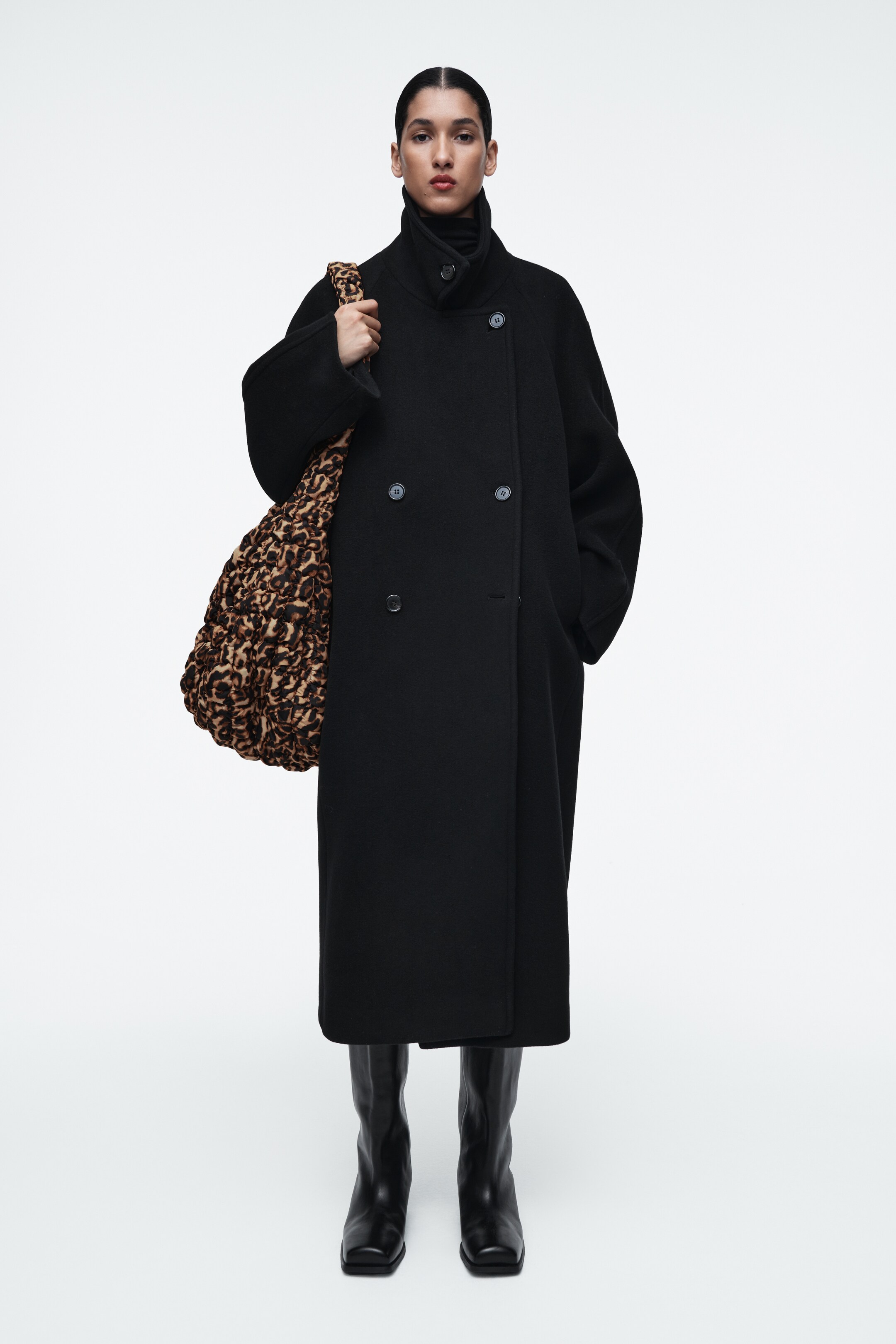 Größeres Bild anzeigen: GROSSE GESTEPPTE UMHÄNGETASCHE - LEOPARDENMUSTER - Ladies | H&M AT 2