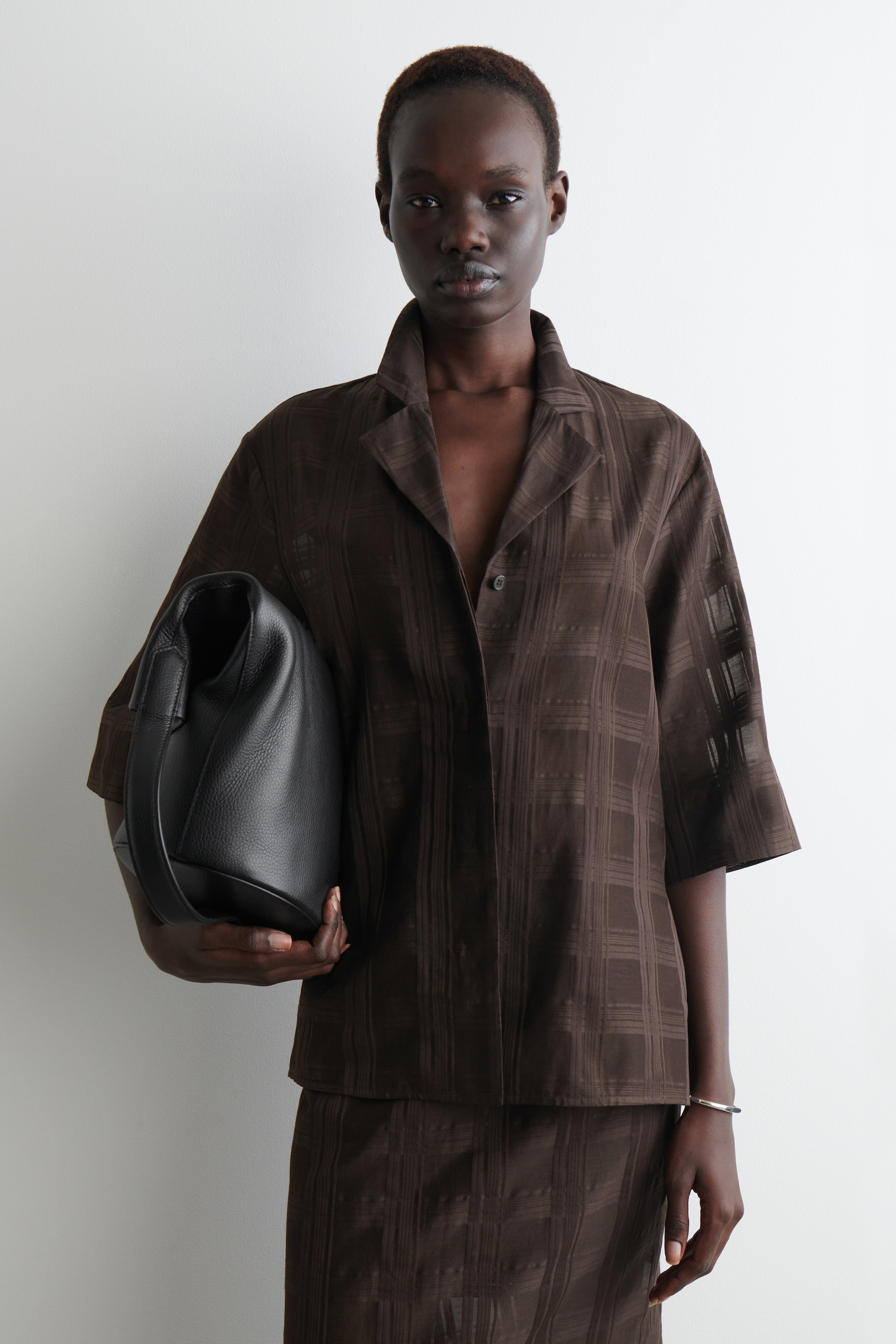 Ingrandisci l'immagine: SHEER CHECKED RESORT SHIRT - DARK BROWN - DONNA | H&M CH 1