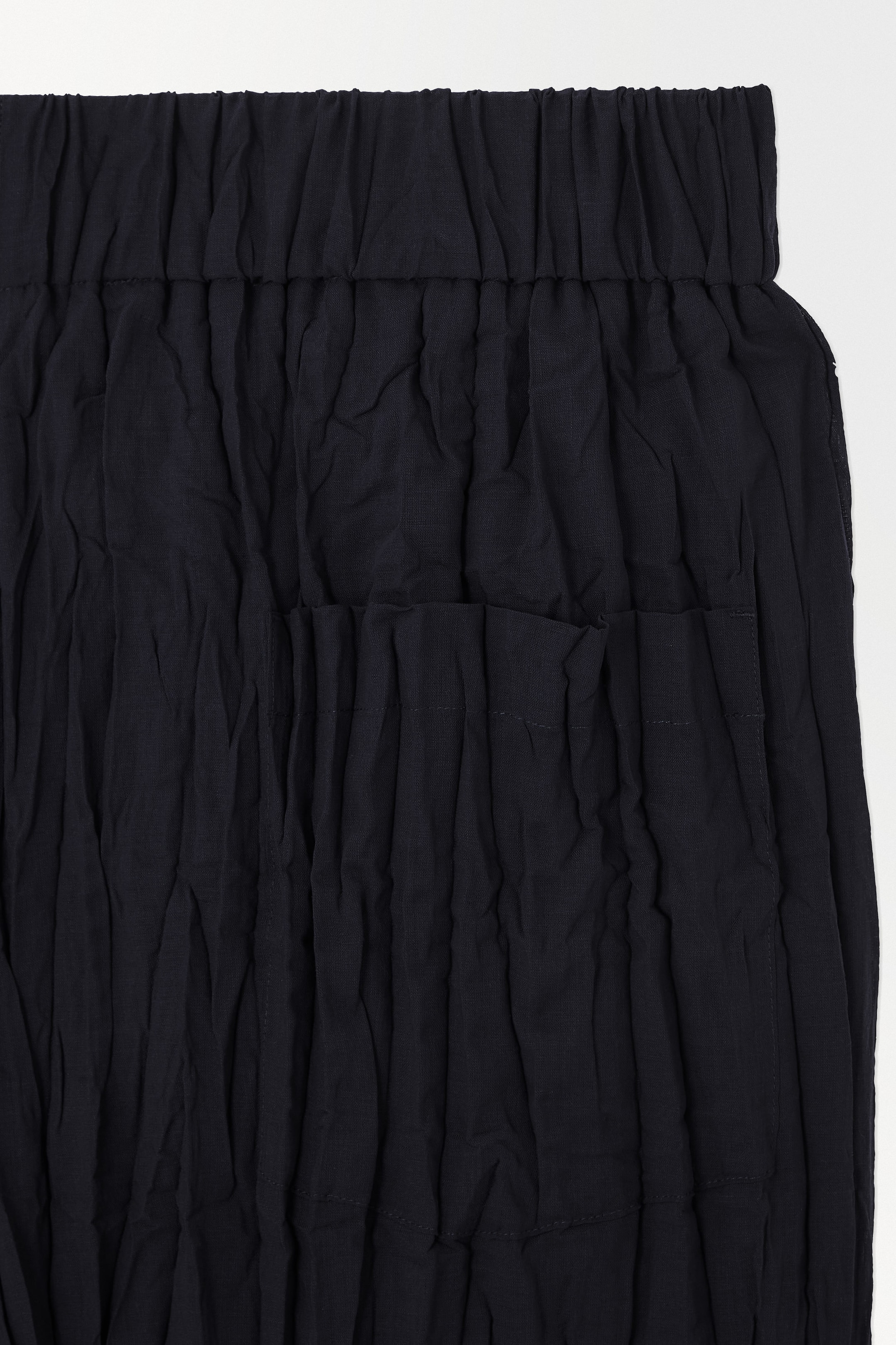 THE CRINKLED BARREL-LEG PANTS
