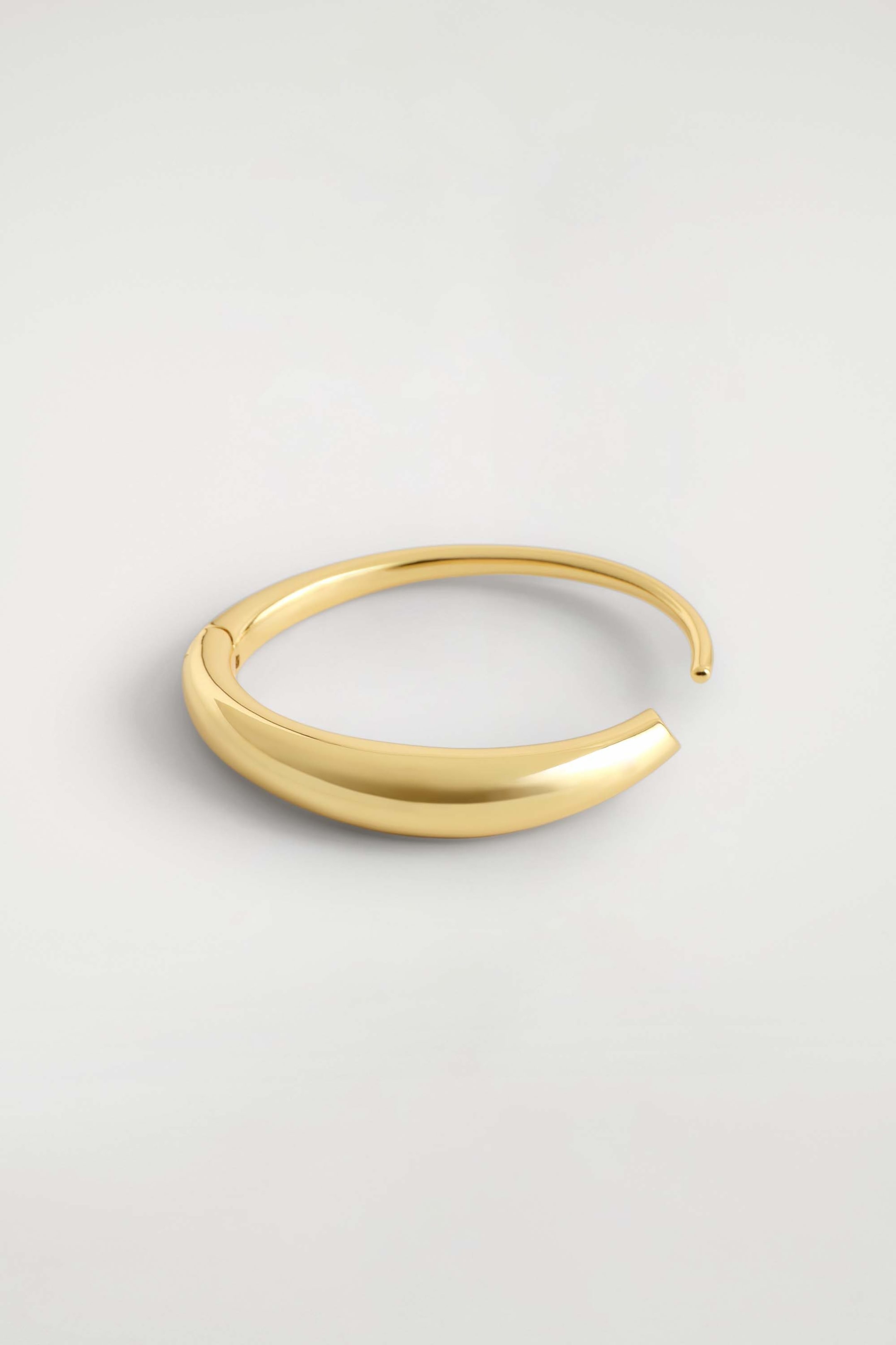 SCULPTURAL BANGLE