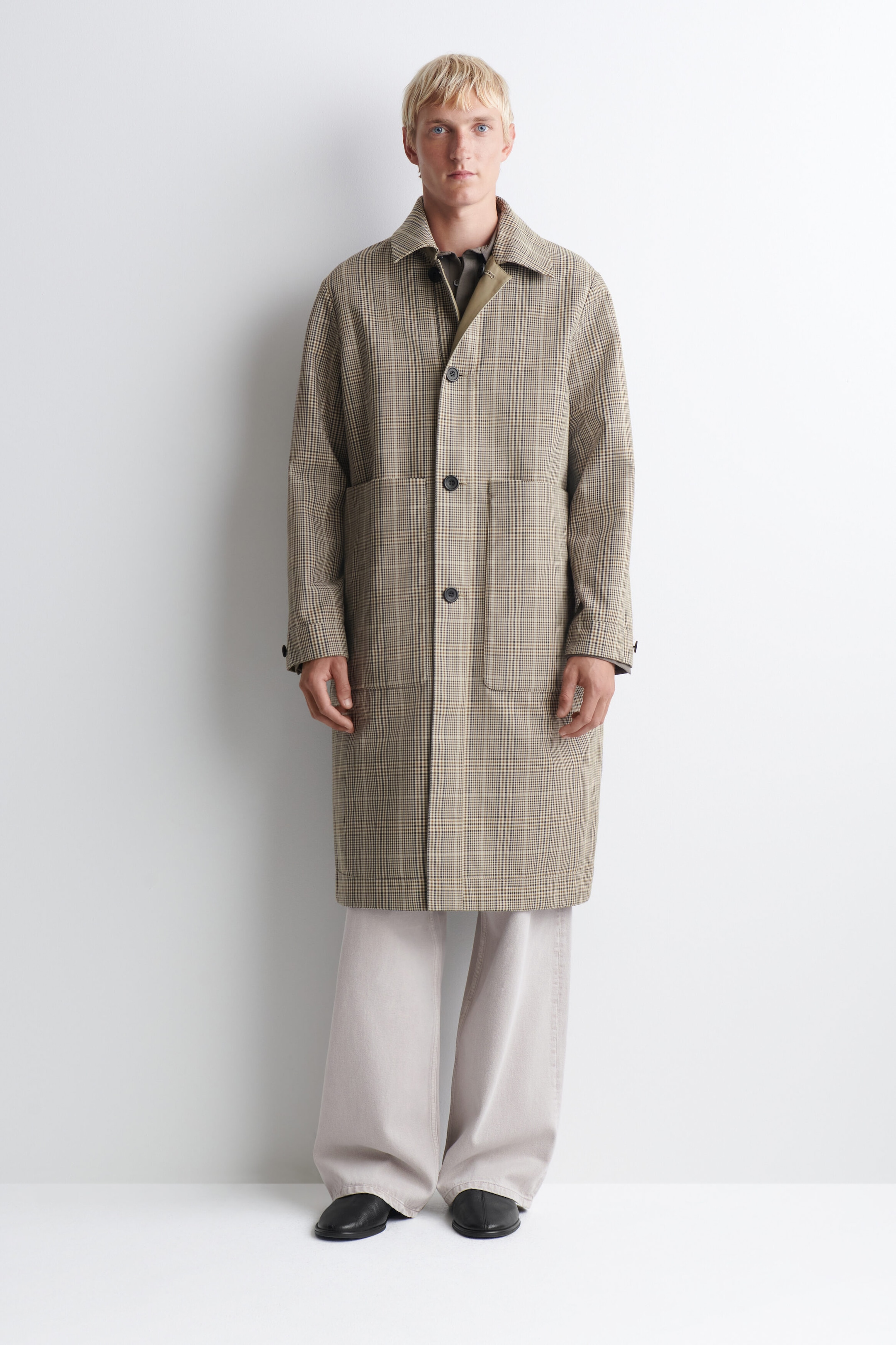 Le manteau réversible à carreaux est porté sur l’endroit, avec un motif tartan beige et brun, un col classique à pointes et une fermeture boutonnée sur le devant. Le manteau présente une coupe décontractée longueur genou, de grandes poches plaquées sur le devant et laisse entrevoir un léger contraste de l’envers uni au niveau du col. Le manteau réversible à carreaux est porté sur l’endroit, avec un motif tartan beige et brun, un col classique à pointes et une fermeture boutonnée sur le devant. Le manteau présente une coupe décontractée longueur genou, de grandes poches plaquées sur le devant et laisse entrevoir un léger contraste de l’envers uni au niveau du col.