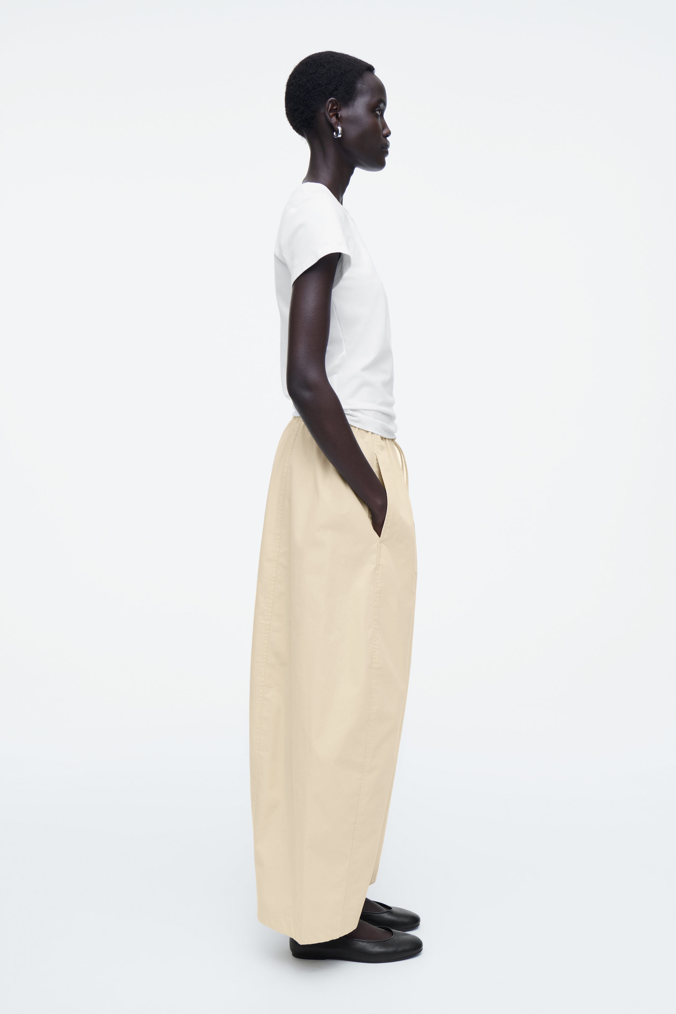 PANTALONI ELASTICIZZATI CON TAGLIO BARREL LEG