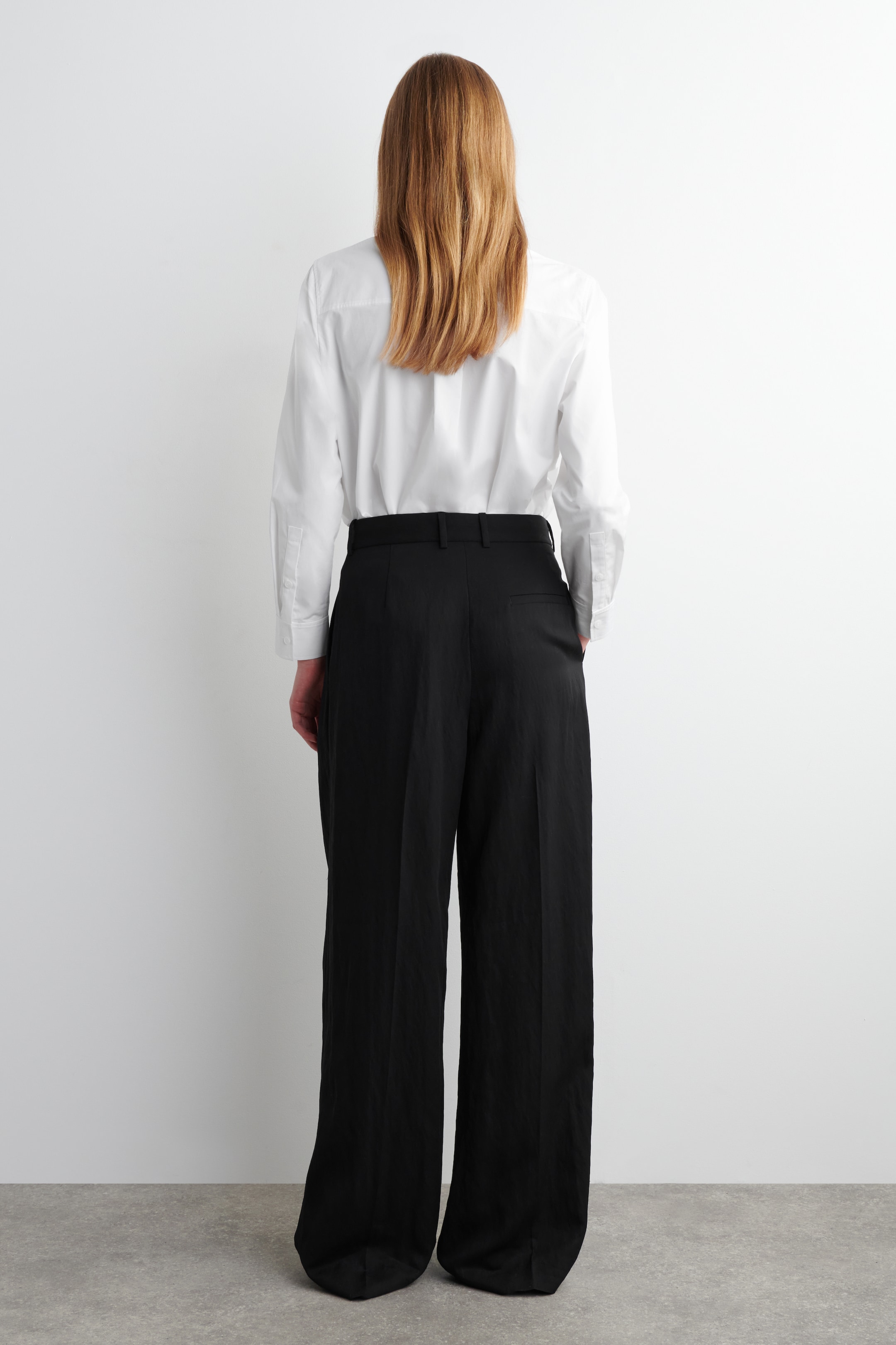 Visa större bild: LEDIGA BYXOR MED DRAPERADE BEN - SVART - DAM | H&M SE 4