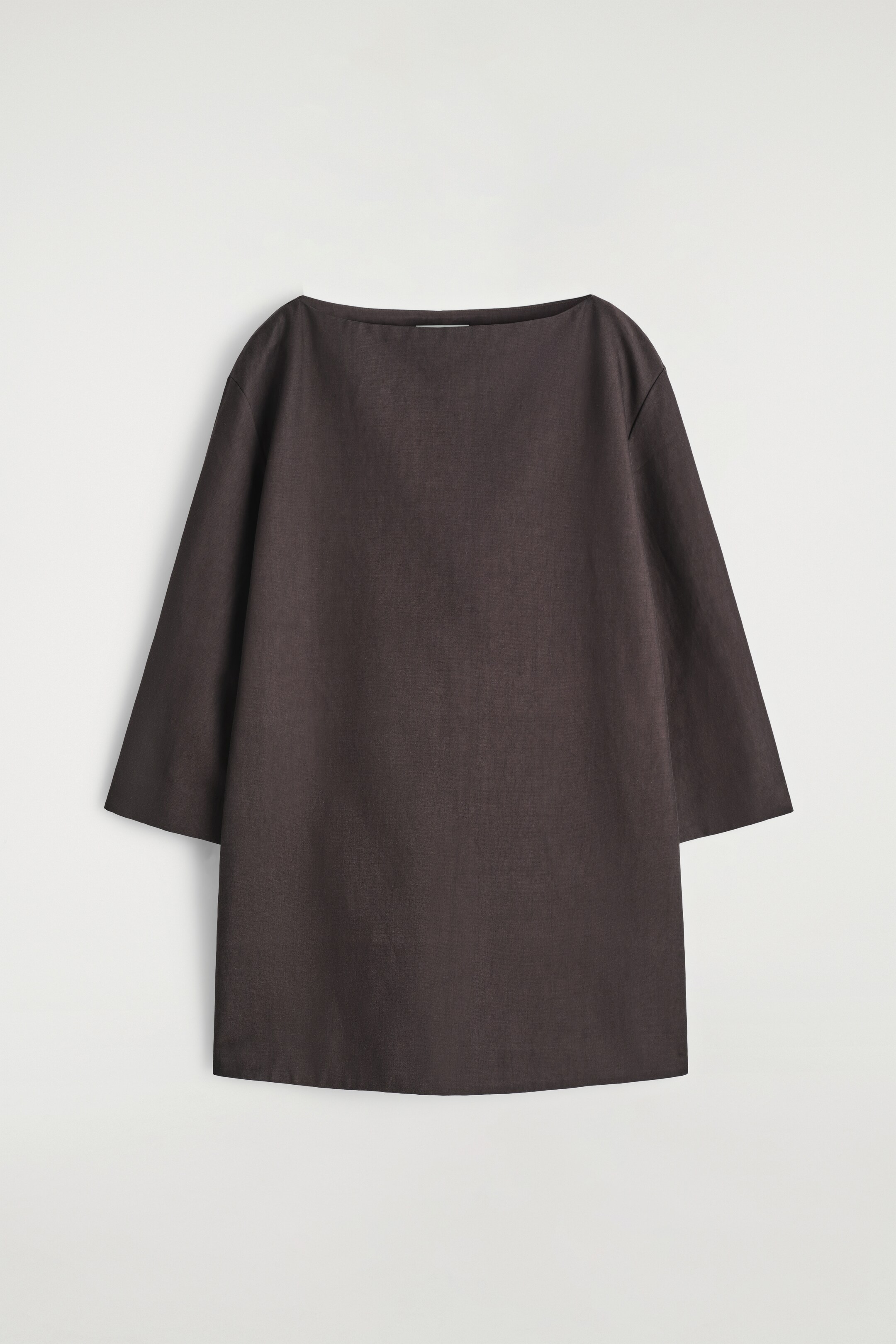 Größeres Bild anzeigen: Ein dunkelbraunes Kleid wird VORNE gezeigt, mit einem geraden Bootsausschnitt und weiten, dreiviertellangen Ärmeln. Es präsentiert eine entspannte, gerade Silhouette.