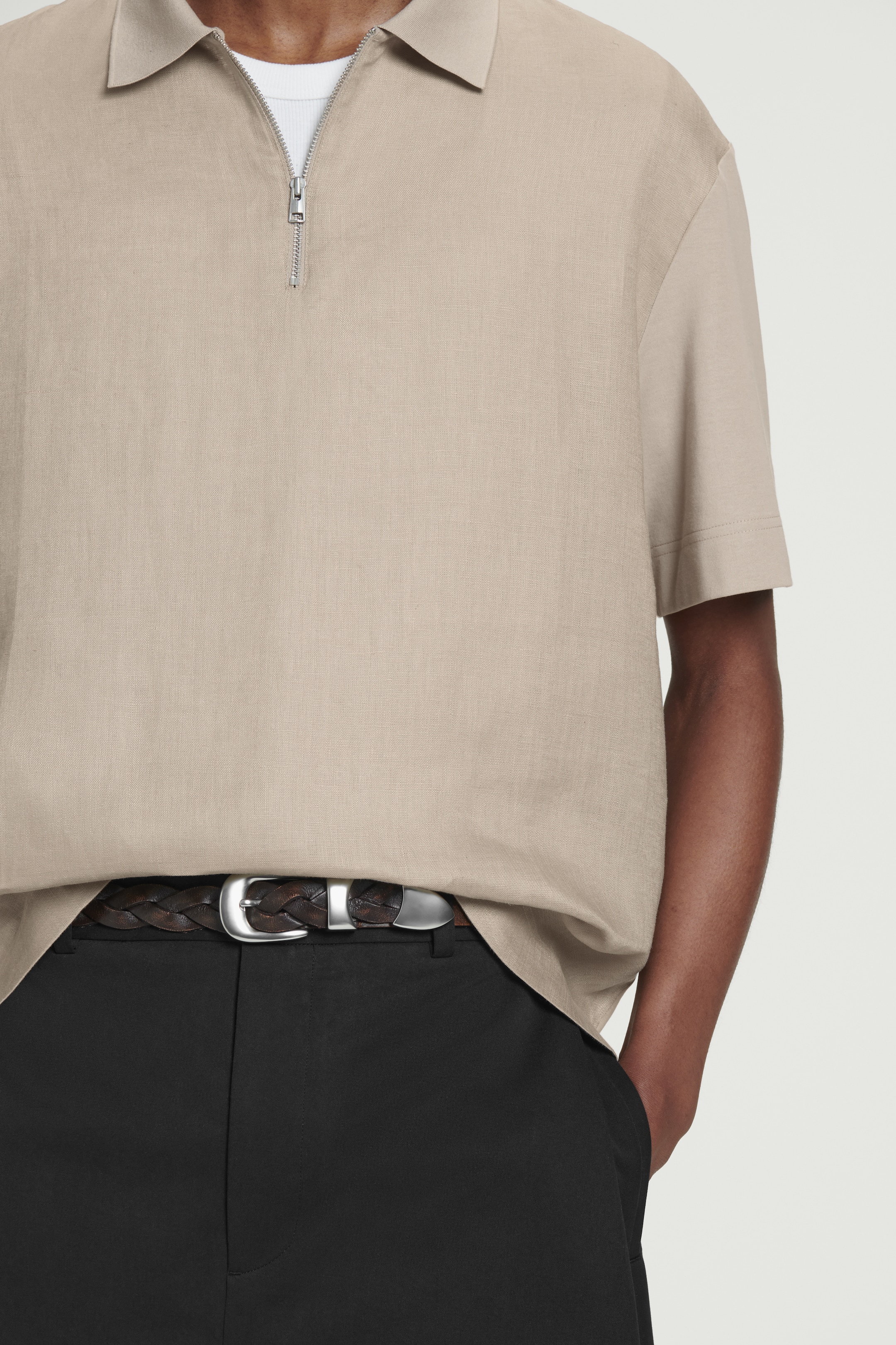 Größeres Bild anzeigen: POLOSHIRT AUS LEINEN MIT KONTRASTEINSATZ - BRAUN - Men | H&M AT 4