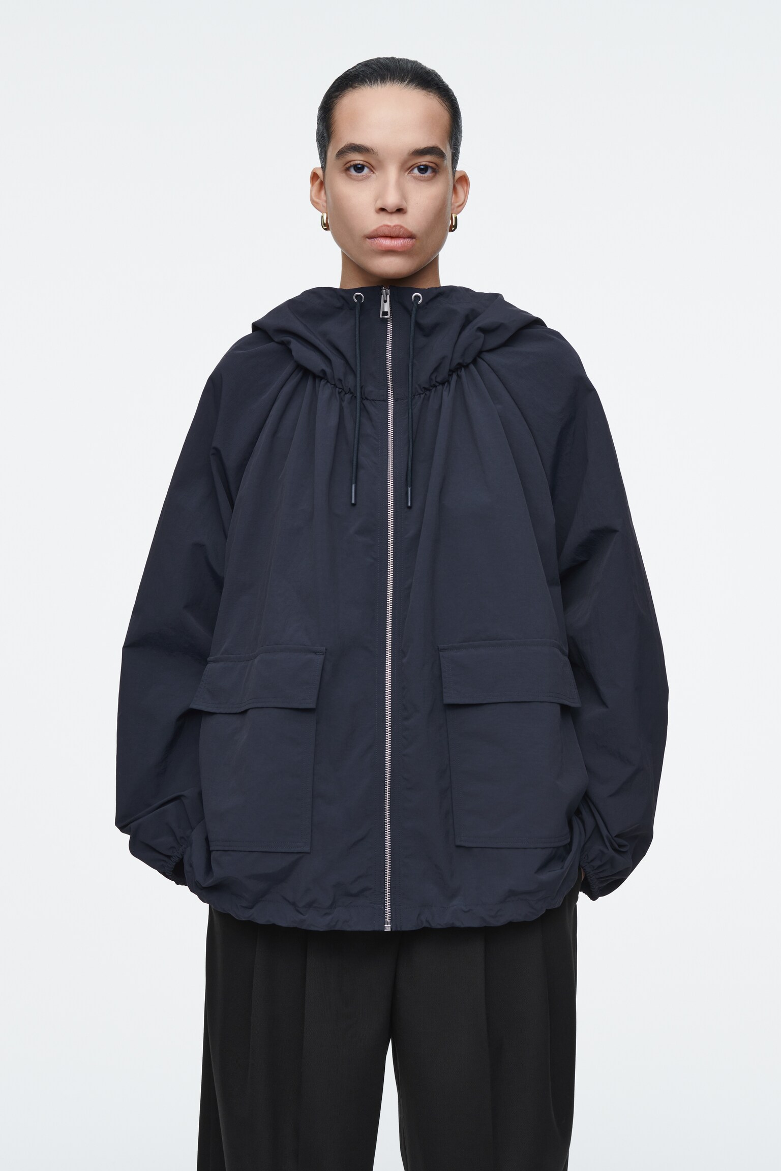 VESTE PARKA À CAPUCHE EN TISSU TECHNIQUE - BLEU MARINE