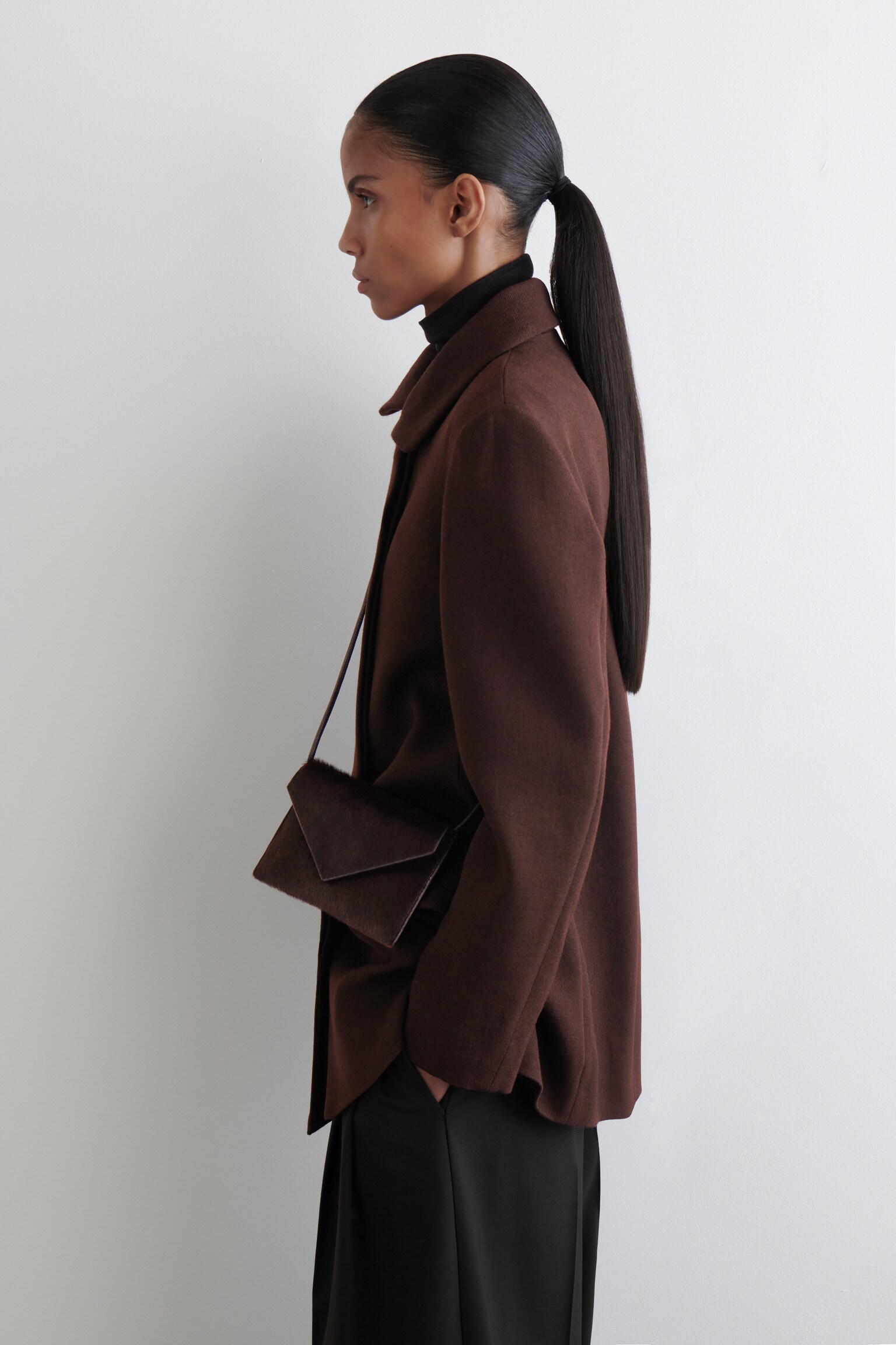 BOLSO PARA TELÉFONO - PIEL 'PONY HAIR' - MARRÓN OSCURO