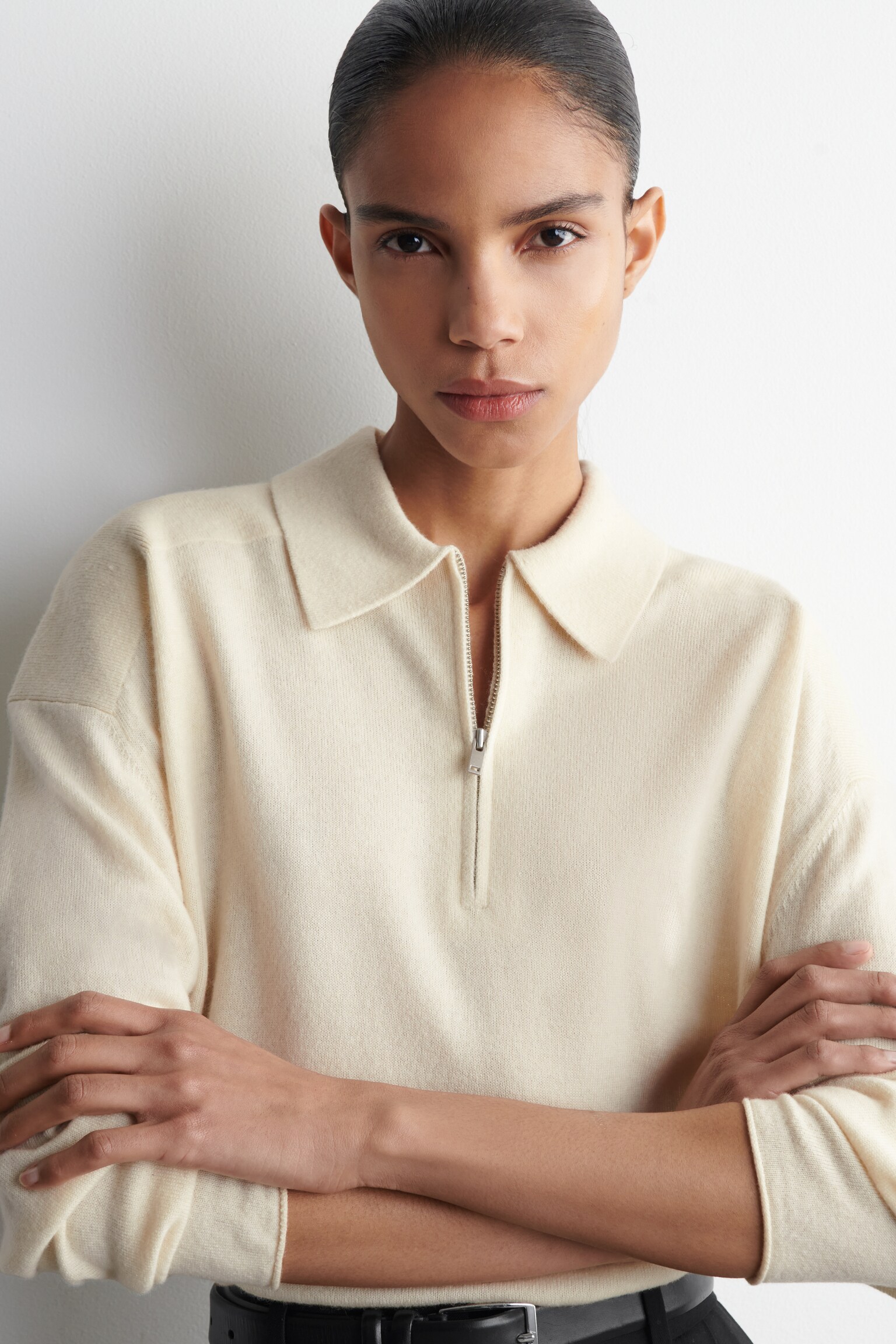 ZAPÍNACIA POLO KOŠEĽA Z MERINO VLNY A JAKOVINY - BIELA/BORDOVÝ/HNEDÁ MELÍROVANÁ - 3