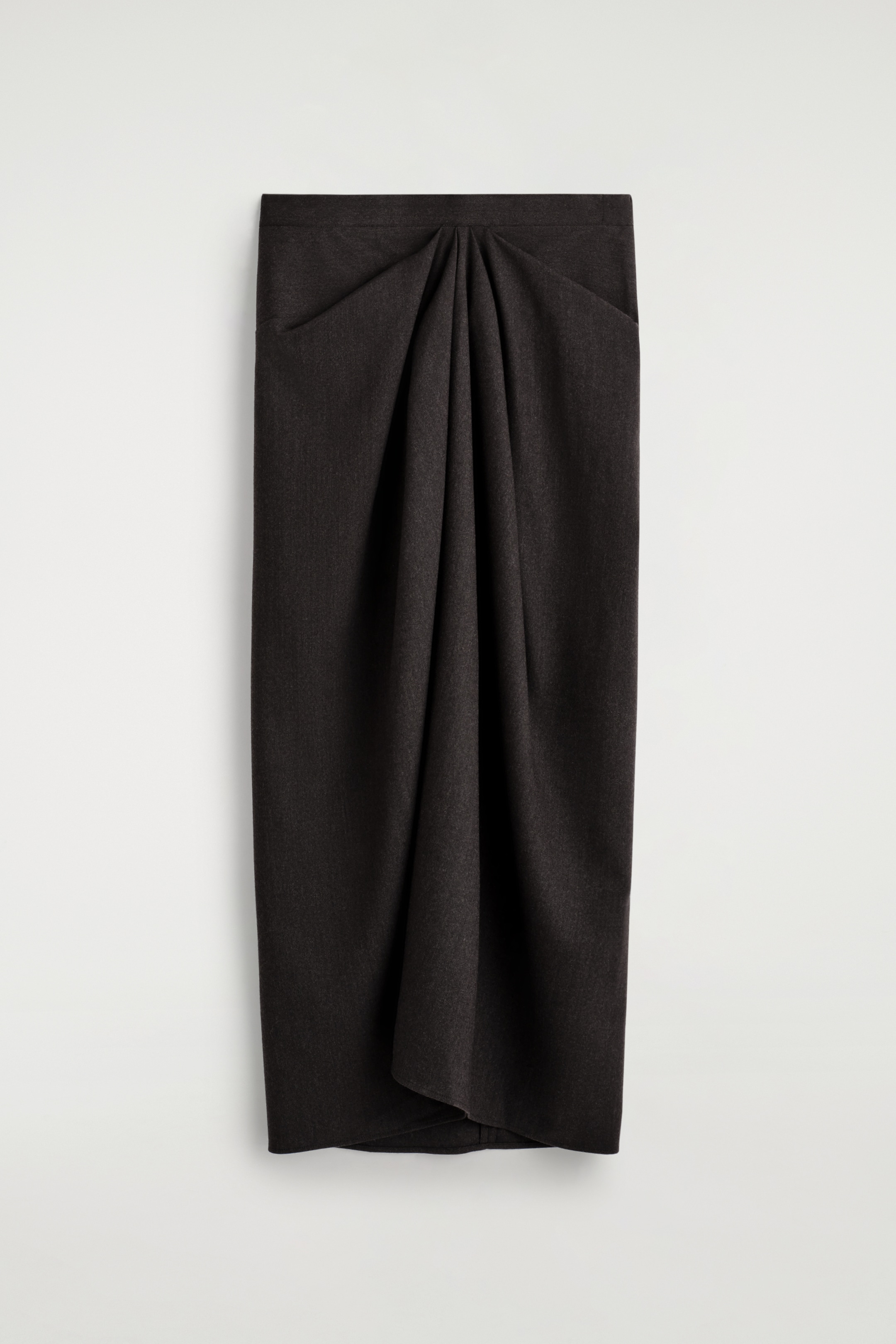 Nagyobb kép megtekintése: Egy DRAPED WOOL-BLEND MIDI SZOKNYA kerül bemutatásra elölről, faszénszürke színben. Széles, lapos derékpánttal rendelkezik, amelyből egy kiemelkedő központi drapéria gyűlik össze és függőlegesen esik le a szoknyán, texturált elülső panelt hozva létre.