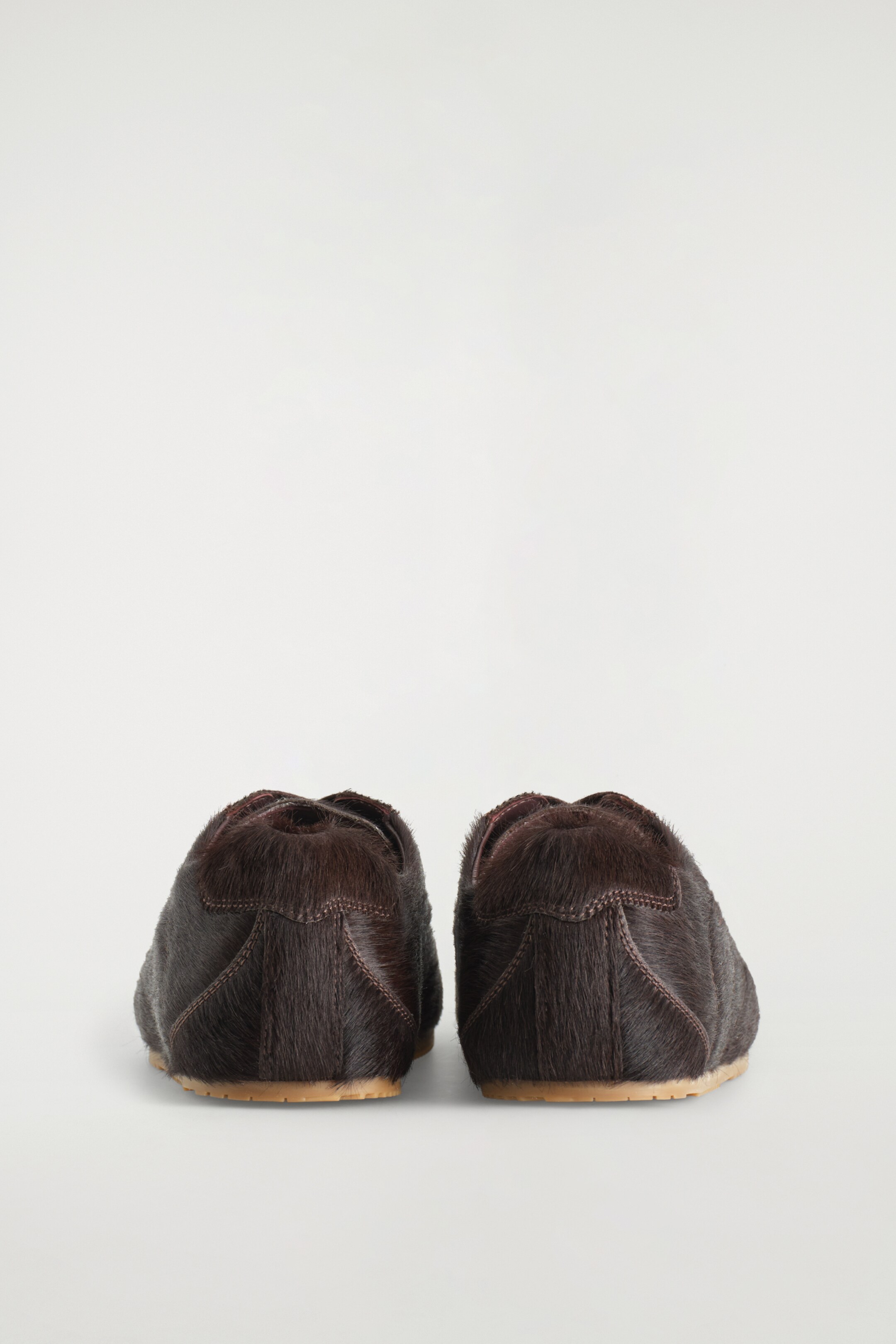 Grösseres Bild ansehen: SCHLICHTE SNEAKERS AUS PONYHAARLEDER - SCHOKOLADENBRAUN - DAMEN | H&M CH 5