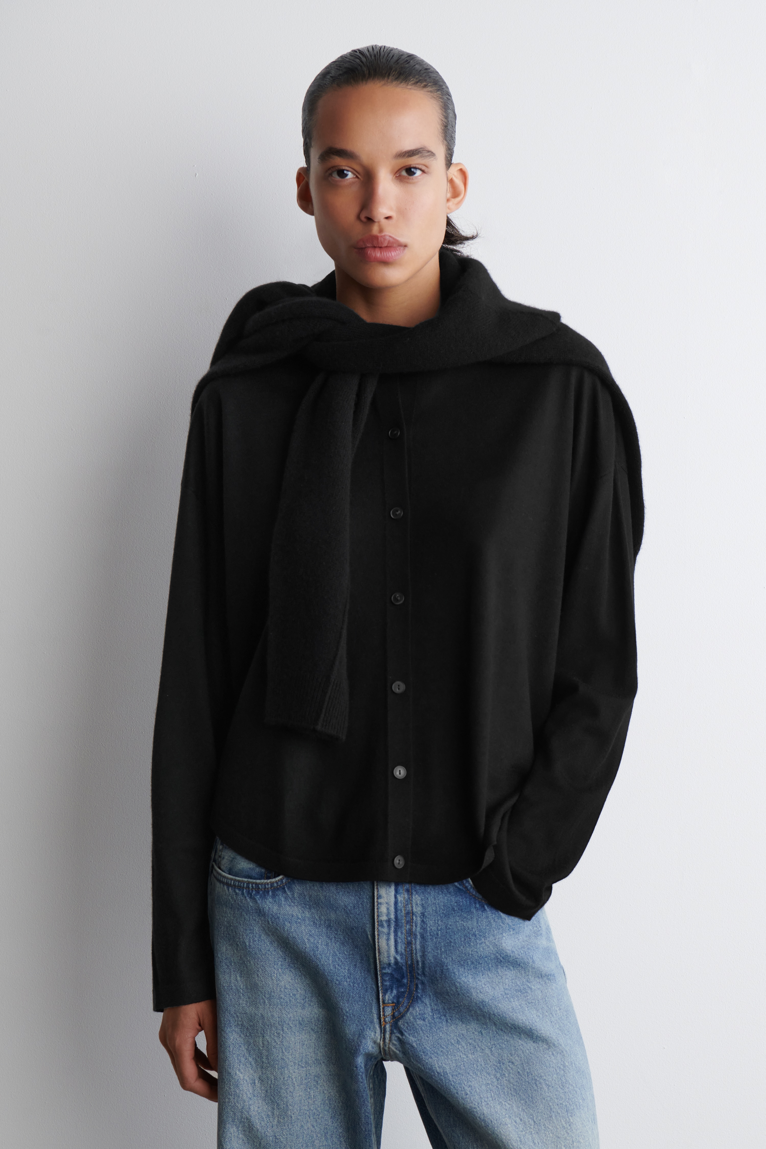 CARDIGAN Z MERINO VLNY S KRUHOVÝM STŘIHEM - ČERNÁ/Šedá mélange/REZAVĚ HNĚDÁ