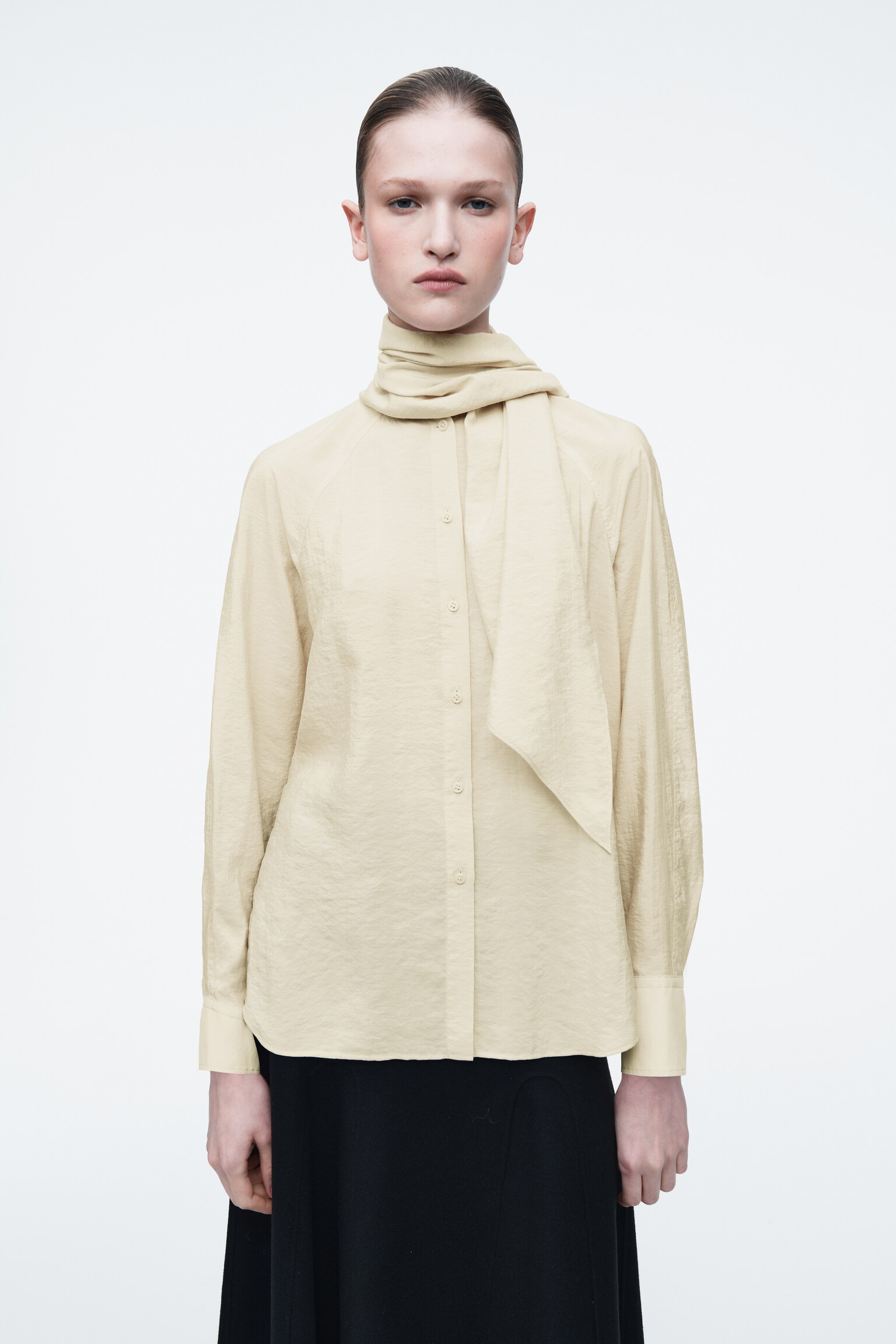 BLUSA DE SEDA CON DETALLE DE PAÑUELO - BEIGE - 1