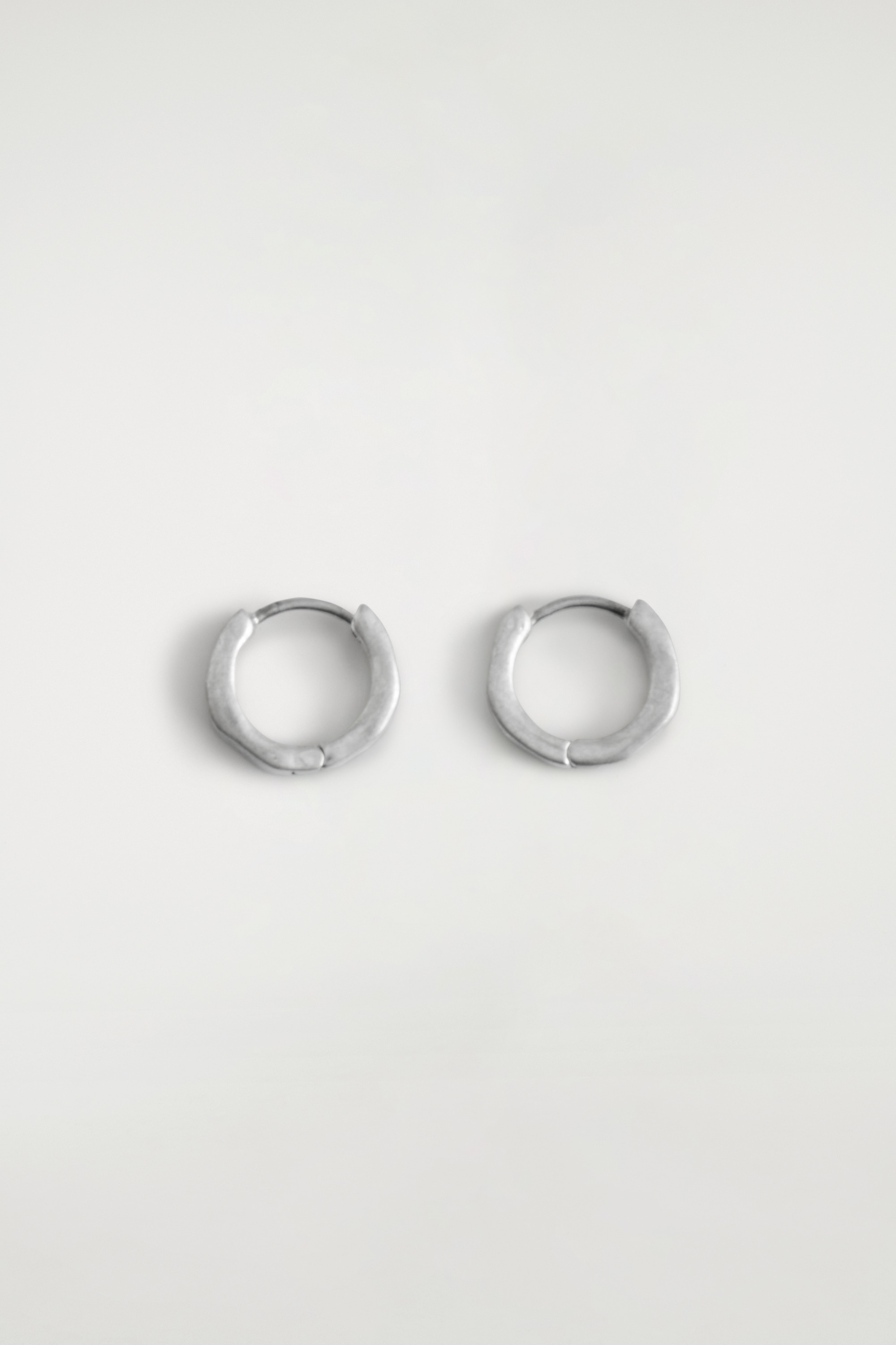 HAMMERED MINI HOOP EARRINGS - SILVER/GOLD